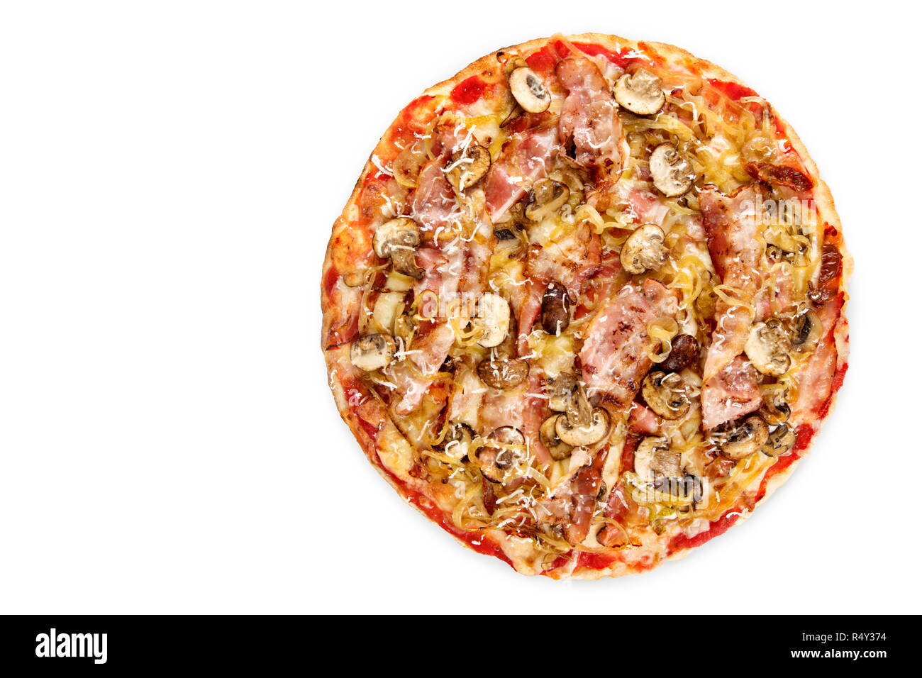 Pizza pancetta Draufsicht, garniert mit Champignons, Mozzarella und seine Bestandteile auf weißem Hintergrund, Ansicht von oben Stockfoto