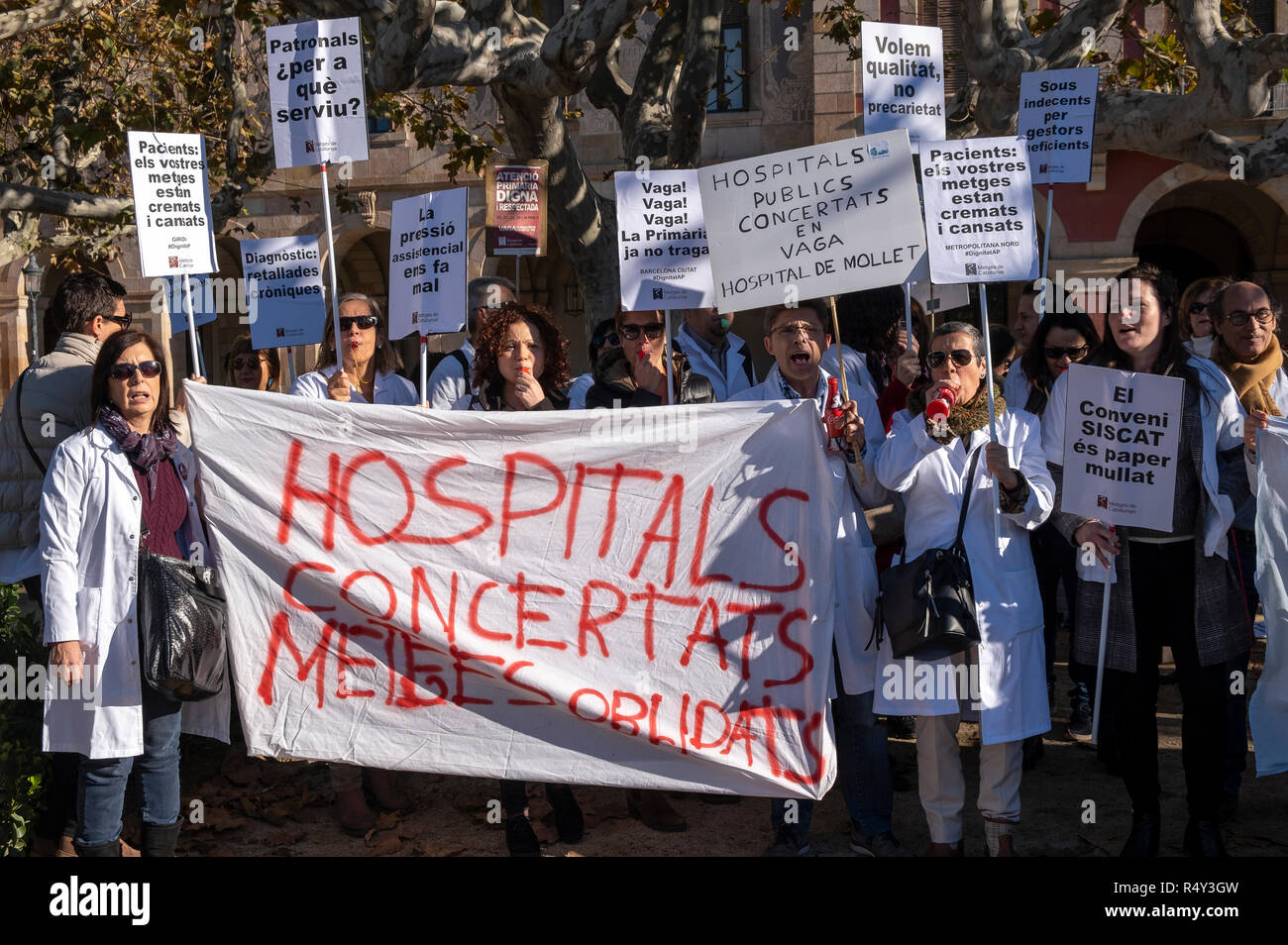 Die Gesundheit der Arbeitnehmer sind mit einem Banner und Plakate während des Streiks gesehen. Die Ärzte und Mitarbeiter des Gesundheitswesens haben vor dem Parlament von Katalonien auf Ihrem dritten Tag des Streiks gezeigt. Sie fordern die Lohnkürzungen umzukehren und die Zahl der Besuche auf 28 Patienten pro Tag mit einem Minimum von 12 Minuten pro Besuch beschränken. Stockfoto