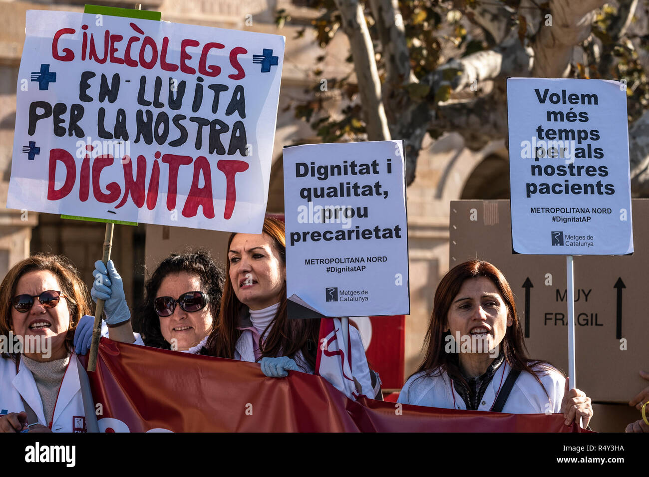 Eine Gruppe der öffentlichen Gesundheit Arbeitnehmer während des Streiks mit Plakaten gesehen. Die Ärzte und Mitarbeiter des Gesundheitswesens haben vor dem Parlament von Katalonien auf Ihrem dritten Tag des Streiks gezeigt. Sie fordern die Lohnkürzungen umzukehren und die Zahl der Besuche auf 28 Patienten pro Tag mit einem Minimum von 12 Minuten pro Besuch beschränken. Stockfoto