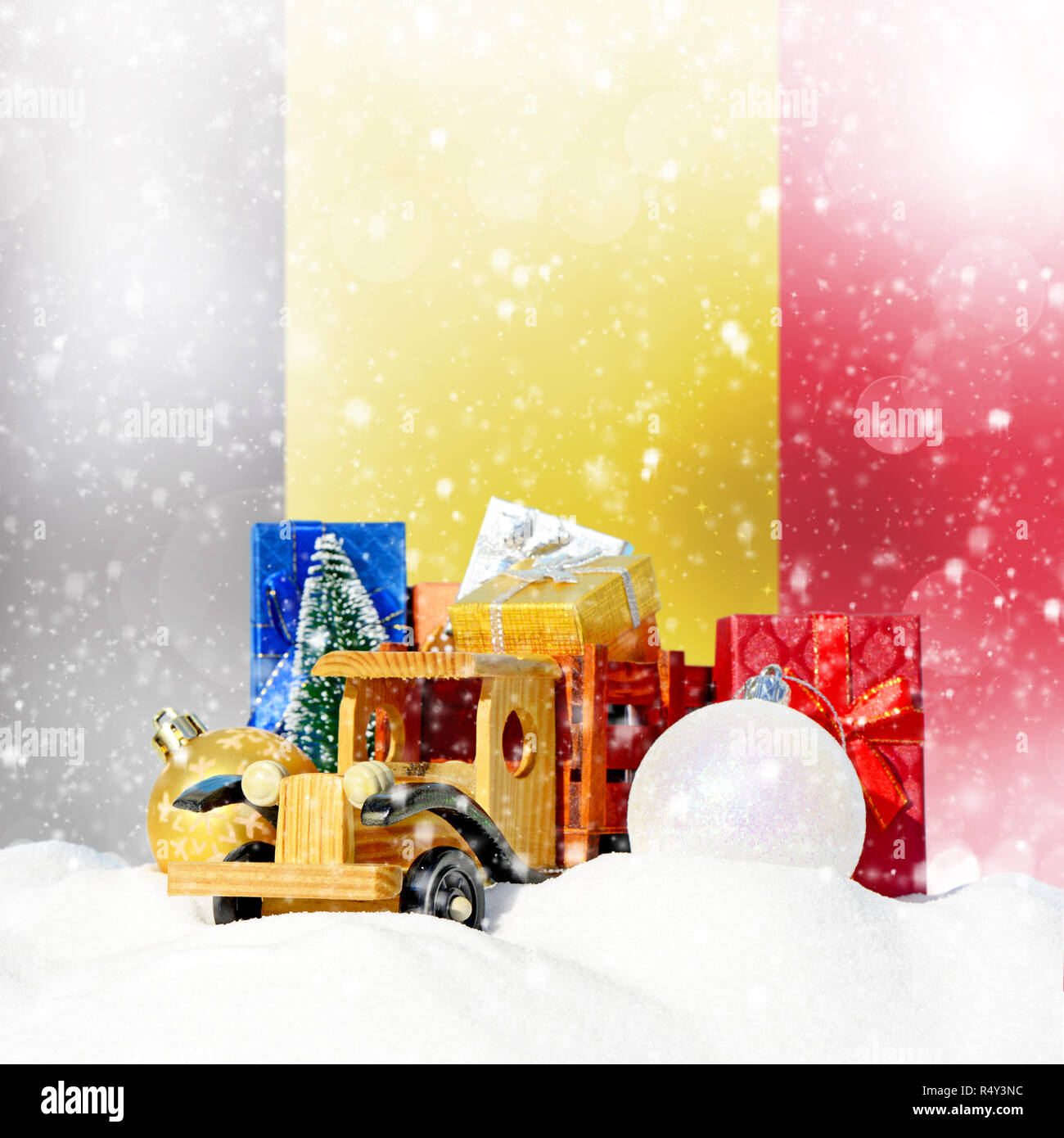 Weihnachten Hintergrund. Spielzeug-LKW mit Geschenken, Neues Jahr Tanne, Kugeln im Schneetreiben und belgischen Flagge Stockfoto
