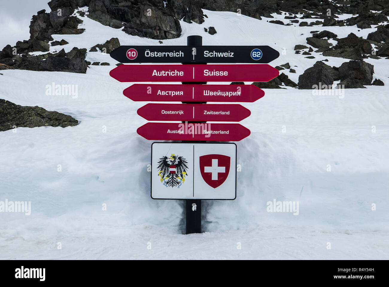 Sign post zeigt zwei Richtungen für zwei Skigebieten in den Europäischen  Alpen - Ischgl und Samnaun. Österreich und Schweiz in mehreren Sprachen  Stockfotografie - Alamy