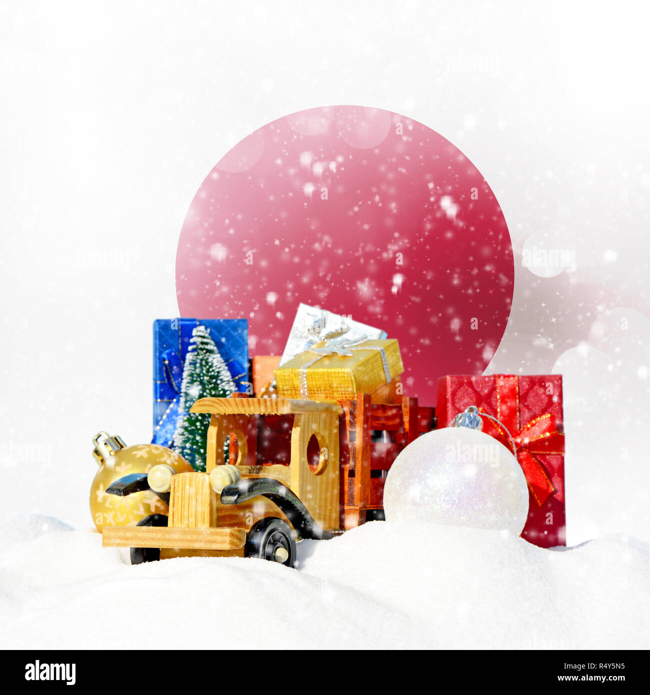Weihnachten Hintergrund. Spielzeug-LKW mit Geschenken, Neues Jahr Tanne, Kugeln im Schneetreiben und japanische Flagge Stockfoto