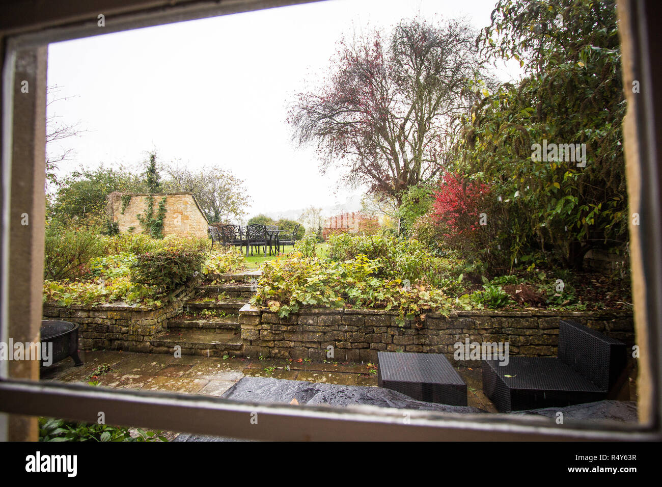 Schneit in einem Cotswold Garten Stockfoto