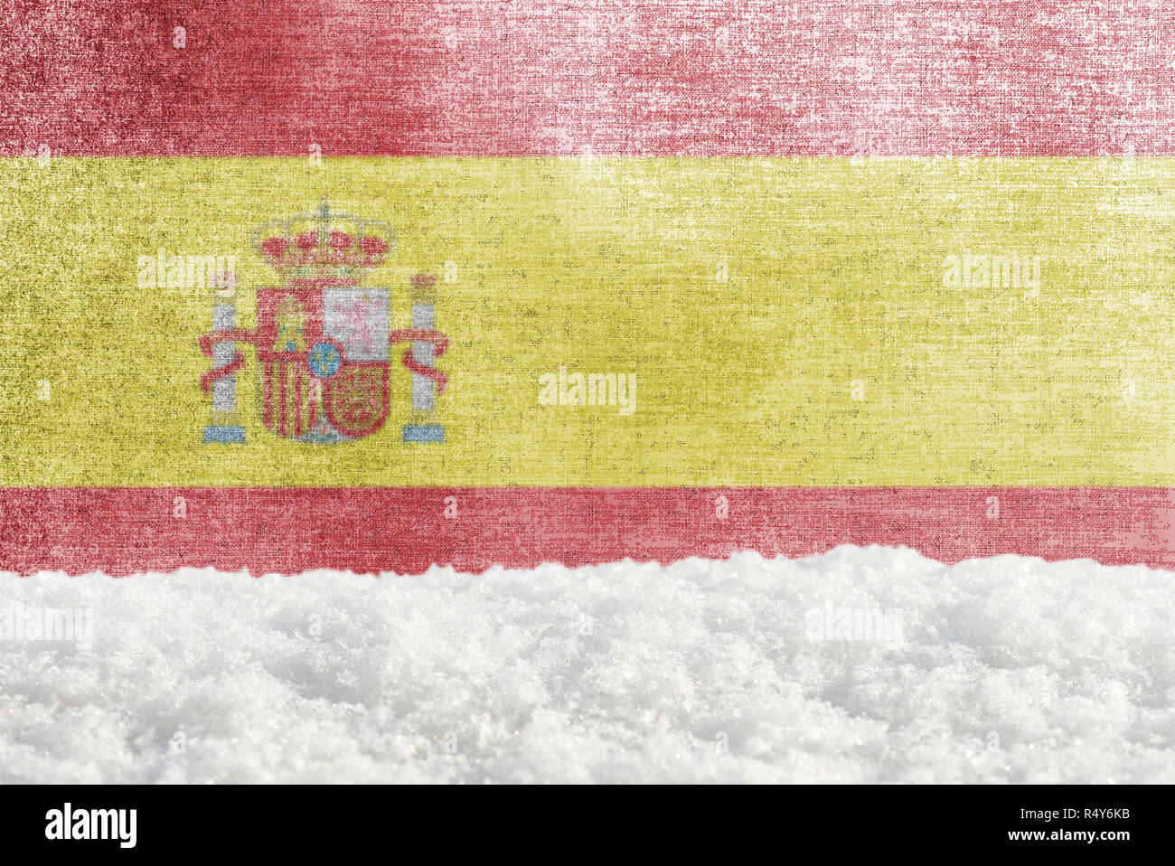 Winter grunge Hintergrund mit Schneeverwehungen und spanische Flagge im Hintergrund Stockfoto