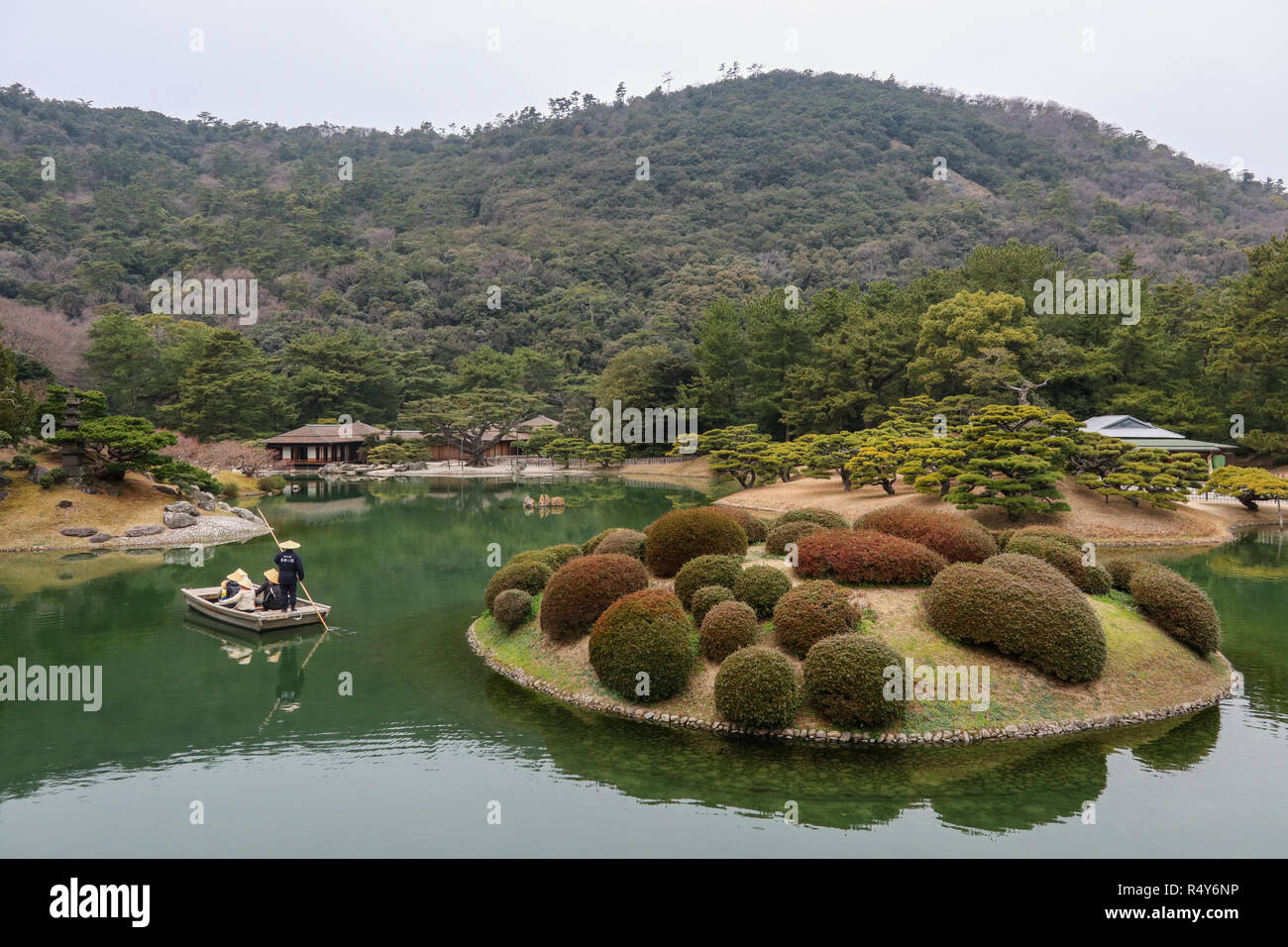 Ritsurin Koen im Winter, Bootsfahrt auf dem Teich, traditionellen Japanischen Garten, Takamatsu, Kagawa, Shikoku, Japan Stockfoto