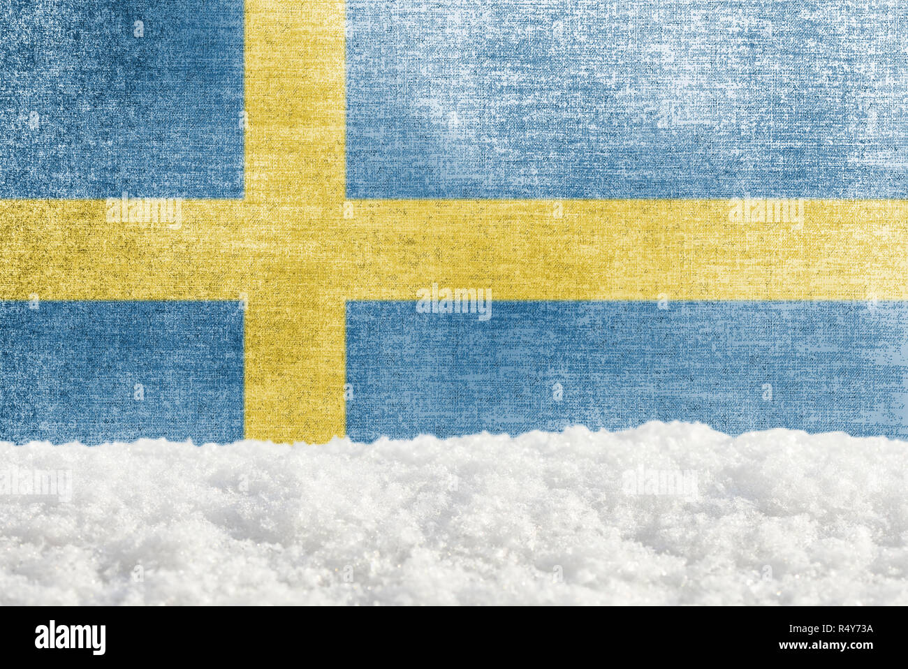 Winter grunge Hintergrund mit Schneeverwehungen und schwedische Flagge im Hintergrund Stockfoto