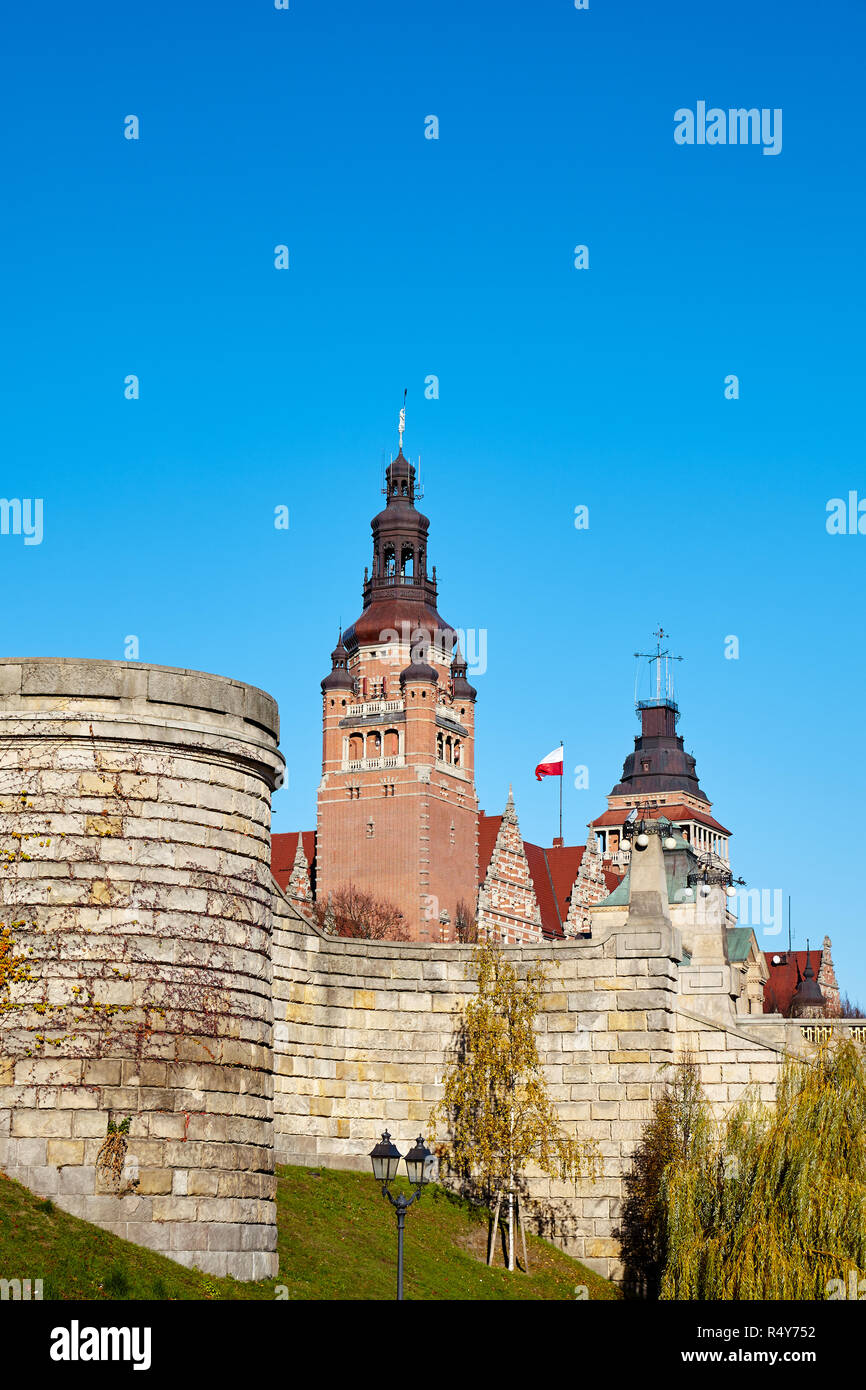 Seitenansicht des Chrobry Ufer (waly Chrobrego), eine der beliebtesten Sehenswürdigkeiten der Stadt Stettin, Polen. Stockfoto