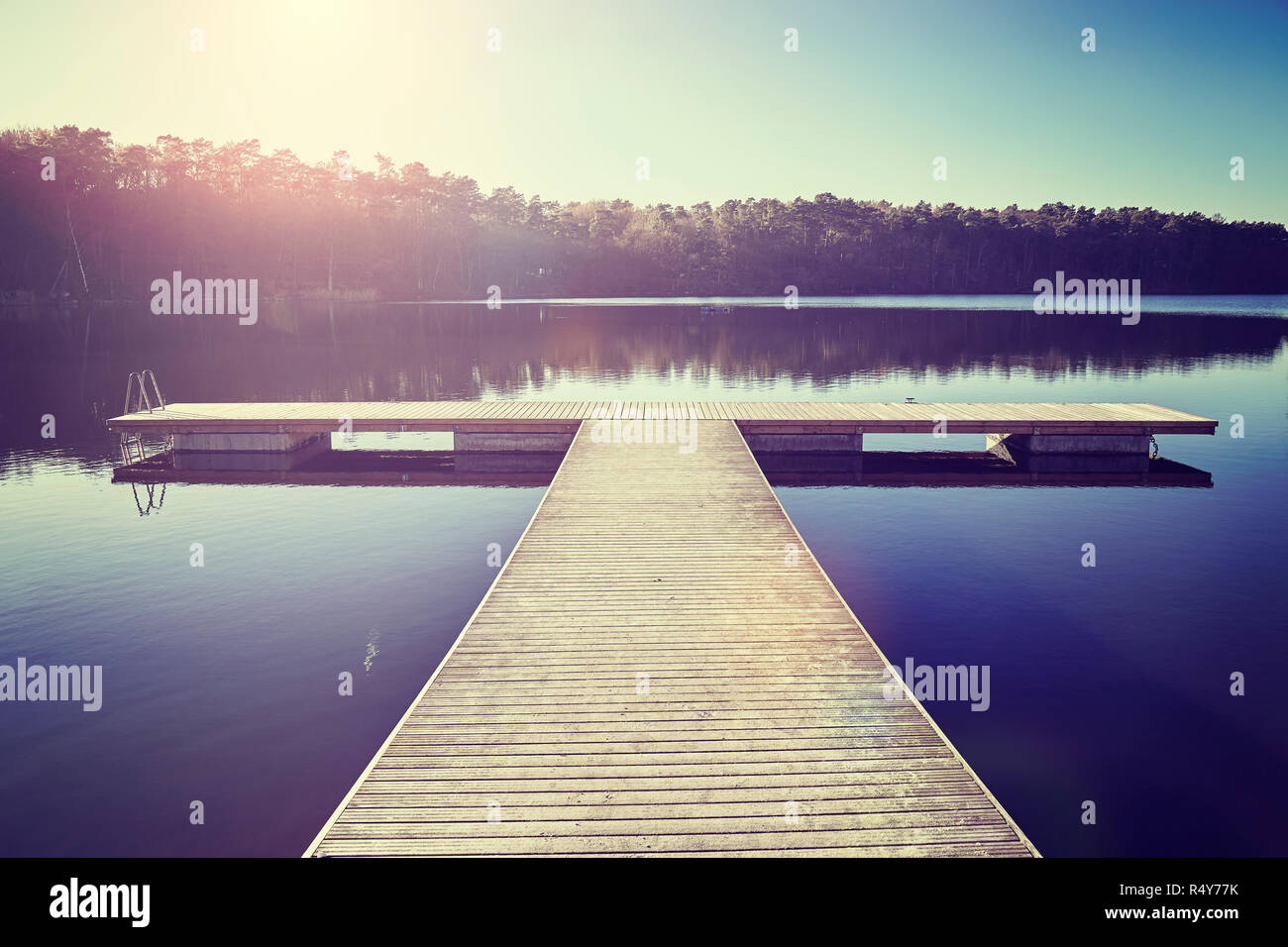 Vintage getonten Bild eines schwimmenden Plattform bei Sonnenuntergang mit Lens Flare, selektive konzentrieren. Stockfoto