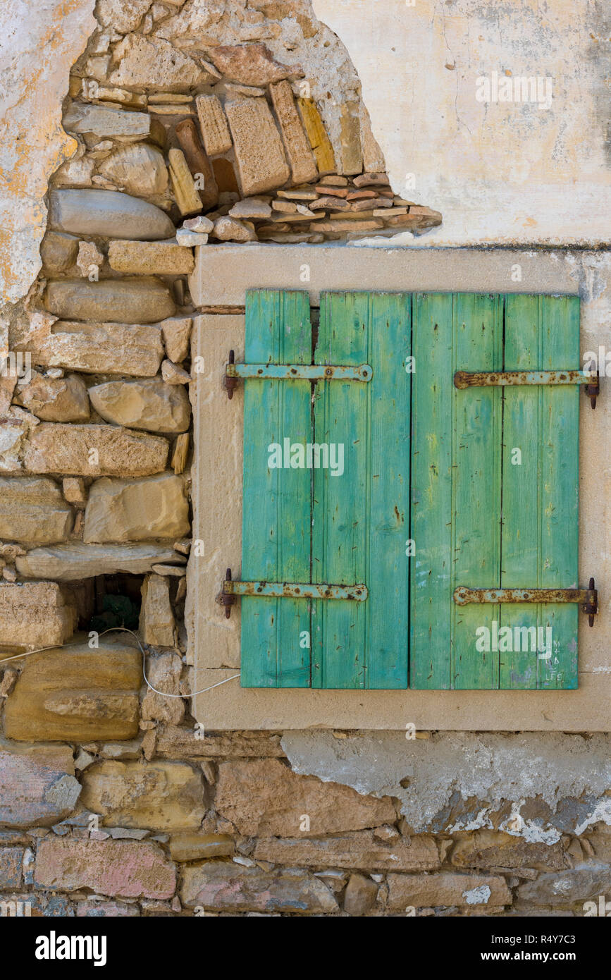 Einen Alten Und Baufalligen Mauer Mit Einem Grun Bemalt Shabby Chic Stil Mit Shutter Rustikale Fenster Mit Abblatternder Farbe Auf Traditionellen Fensterladen Aus Holz Stockfotografie Alamy