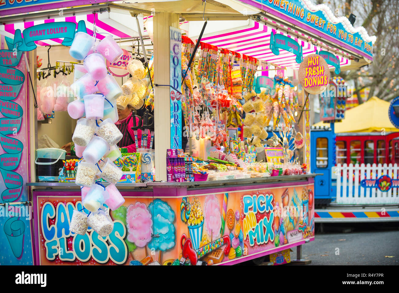 LONDON - November 25, 2018: Eine bunte Candy Shop erwartet die Kunden in einem Pop-up holiday Street Fair in den Vororten Primrose Hill. Stockfoto