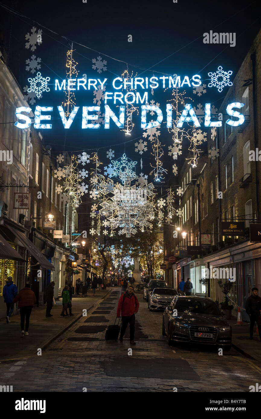 LONDON - November 26, 2018: Frohe Weihnachten von Seven Dials Urlaub aus Plastikflaschen gemacht Gruß hängt mit funkelnden Lichter am Eingang. Stockfoto