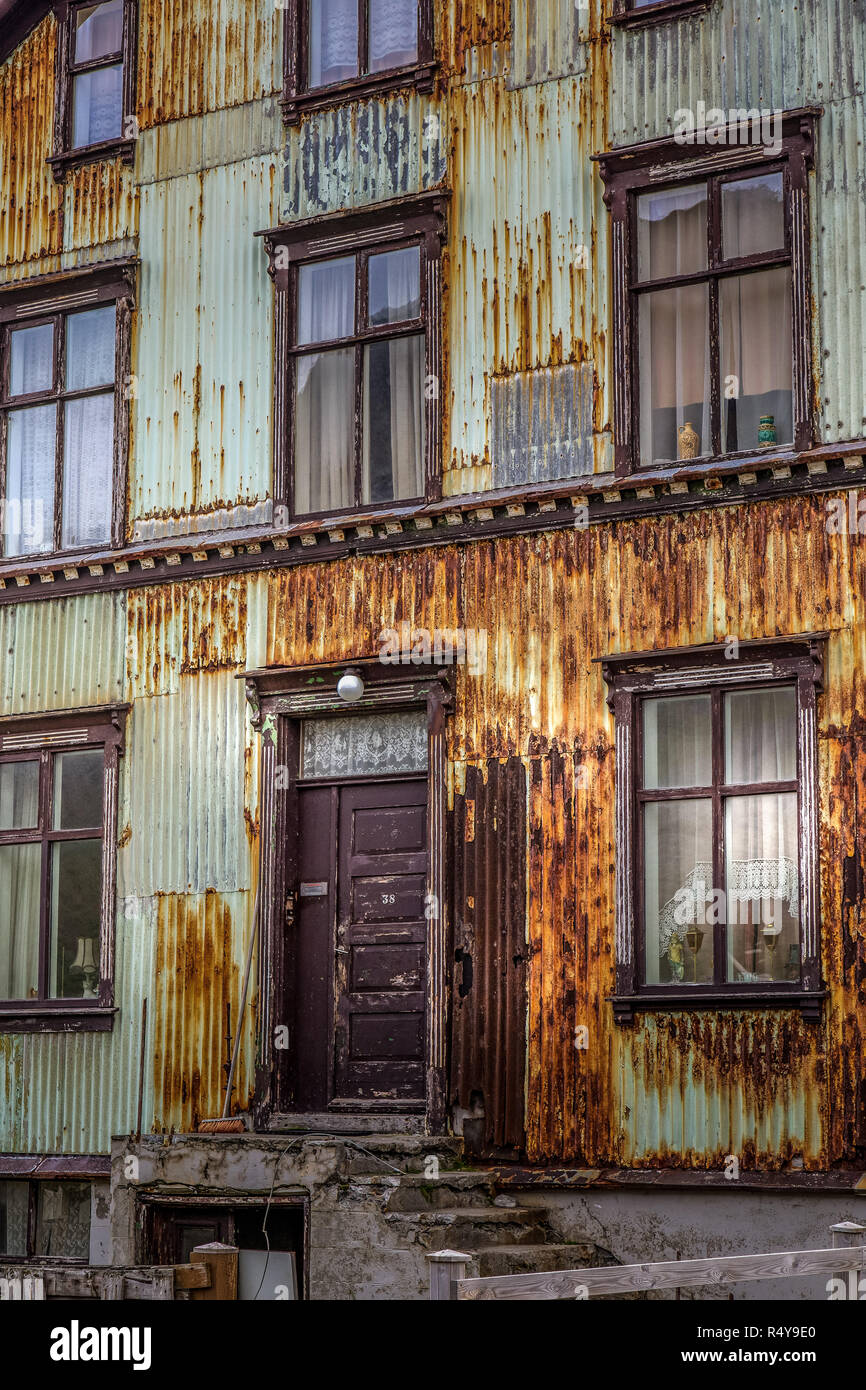 Den Rost vor einem Wellblech Fassade Haus in der Stadt Isafjordur in der westlichen Fjorde Islands. Stockfoto