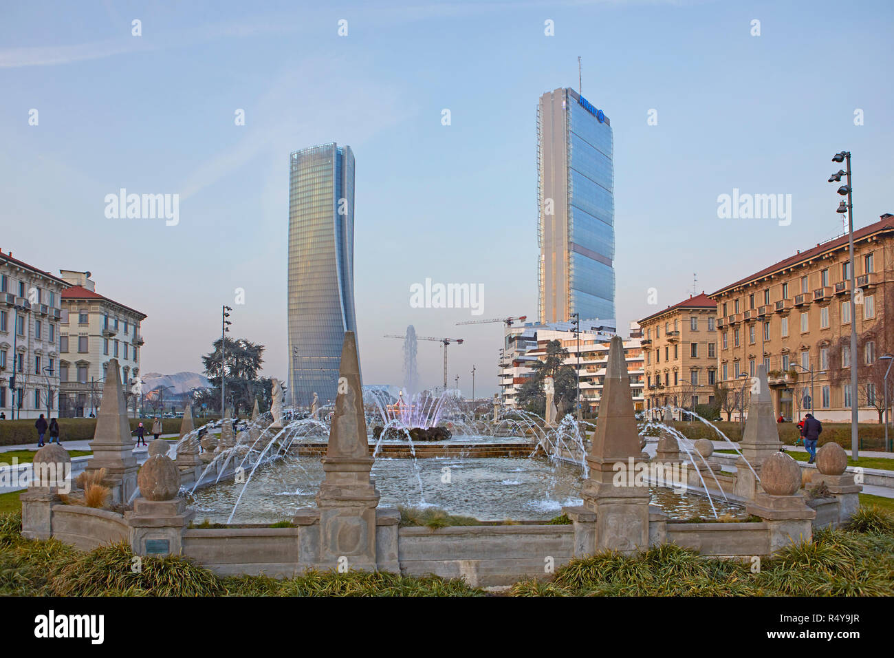 Die moder Architektur von Citylife Bezirk, von Giulio Cesare Square, in Mailand, Italien Stockfoto Die moder Architektur von Citylife Bezirk, von Giulio Cesare Square, in Mailand, Italien Stockfoto