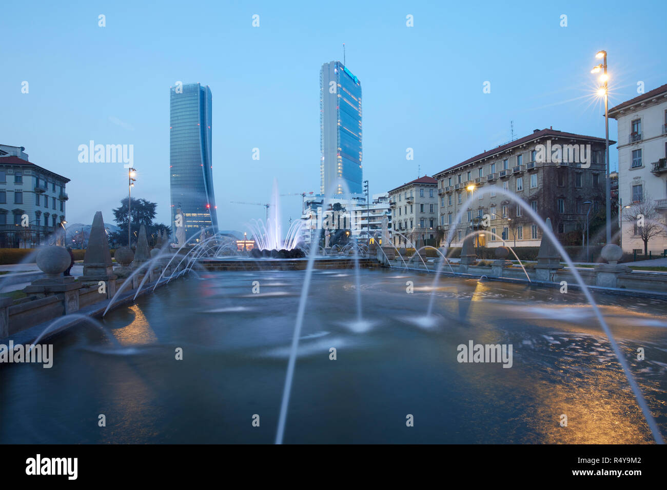 Die moder Architektur von Citylife Bezirk, von Giulio Cesare Square, in Mailand, Italien Stockfoto Die moder Architektur von Citylife Bezirk, von Giulio Cesare Square, in Mailand, Italien Stockfoto
