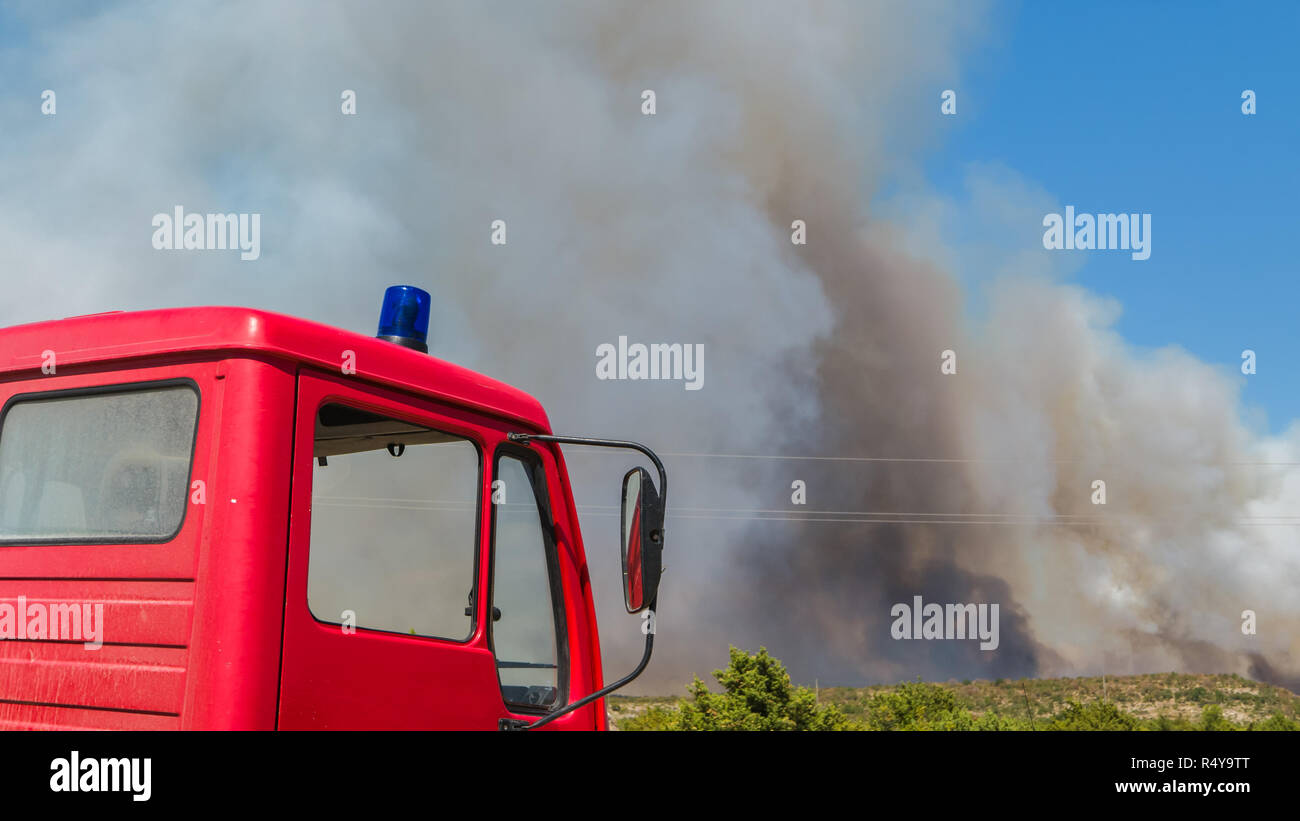 Fire Truck warten Wasser ausgießen und Kampf zurück Der wildfire, in der Nähe Stockfoto
