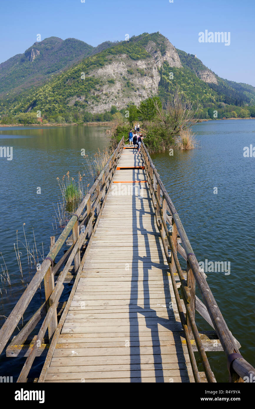 Hölzernen Brücke an Sebino Peat-Bog Nature Reserve, im Süden des Lago d'Iseo, Provinz Brescia, Italien Stockfoto