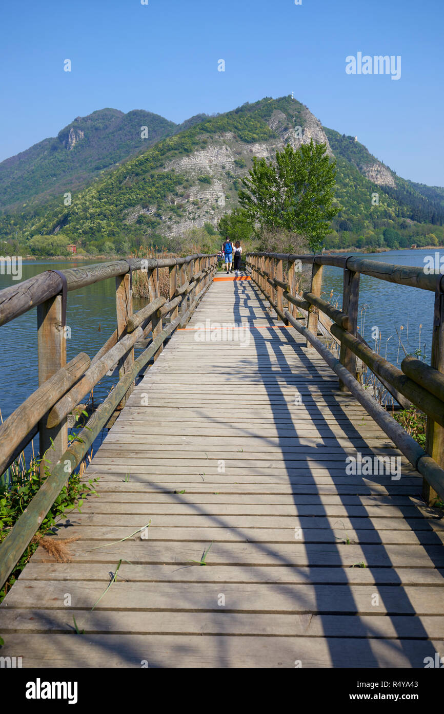 Hölzernen Brücke an Sebino Peat-Bog Nature Reserve, im Süden des Lago d'Iseo, Provinz Brescia, Italien Stockfoto