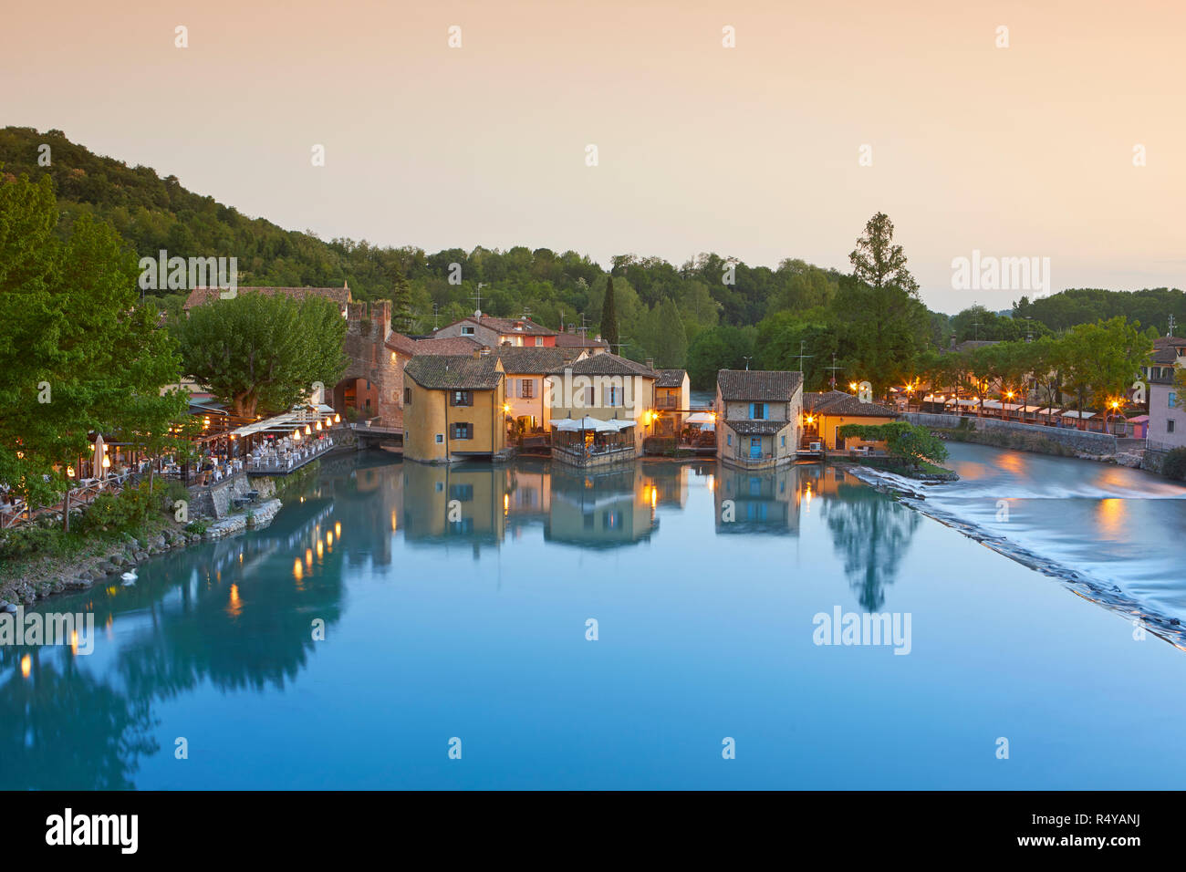 Traditionelle Wassermühlen in Borghetto von Valeggio sul Mincio, Provinz Verona, Italien Stockfoto