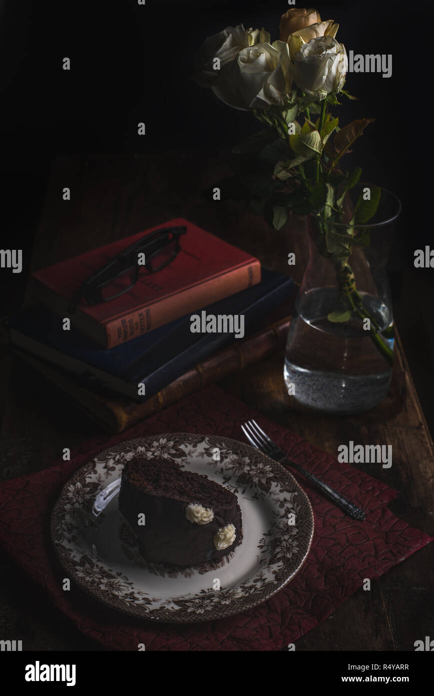 Moody dunkle Schokolade Kuchen Stockfoto