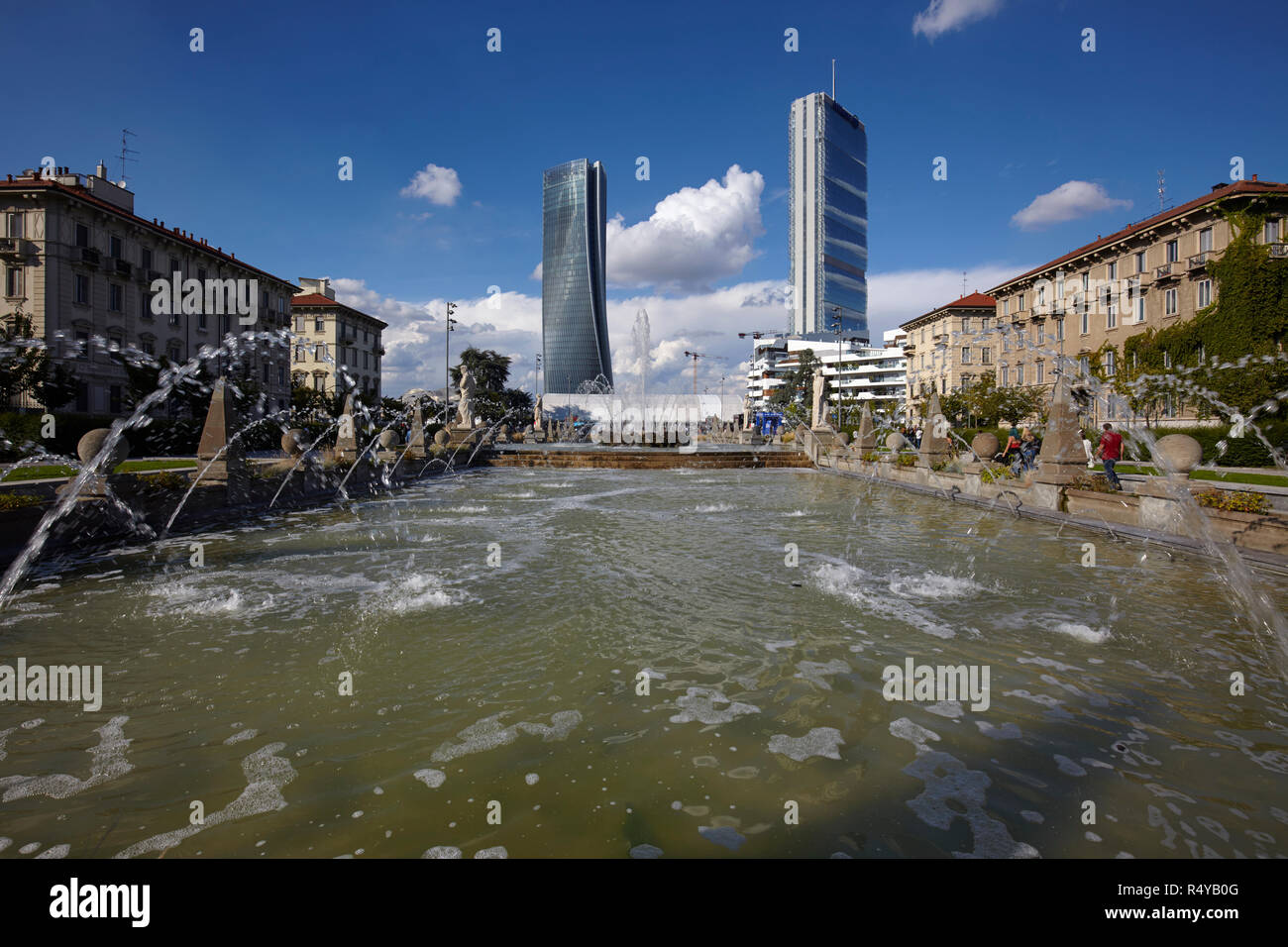 Die moder Architektur von Citylife Bezirk, von Giulio Cesare Square, in Mailand, Italien Stockfoto Die moder Architektur von Citylife Bezirk, von Giulio Cesare Square, in Mailand, Italien Stockfoto