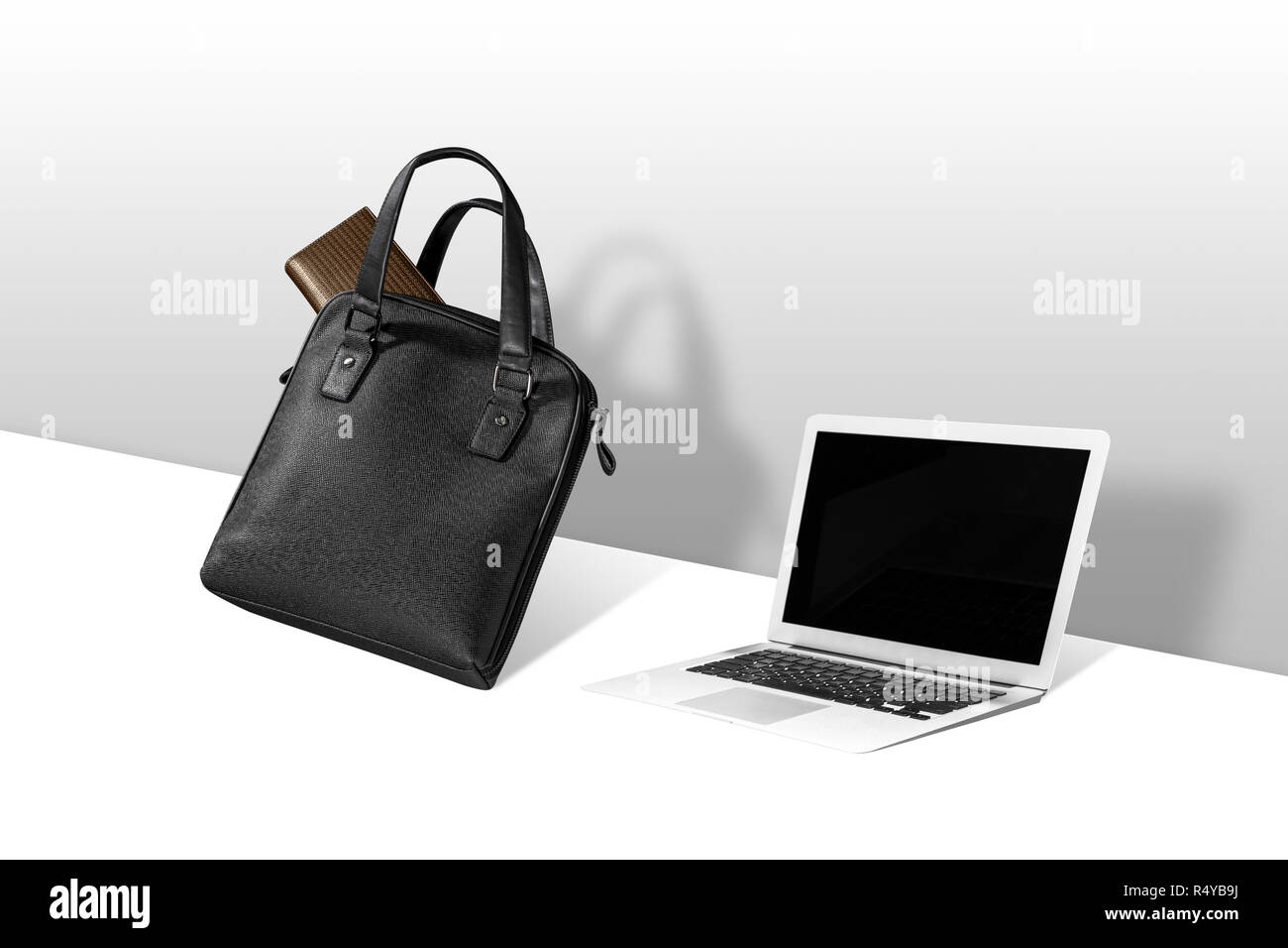Laptop und Aktentasche Stockfoto