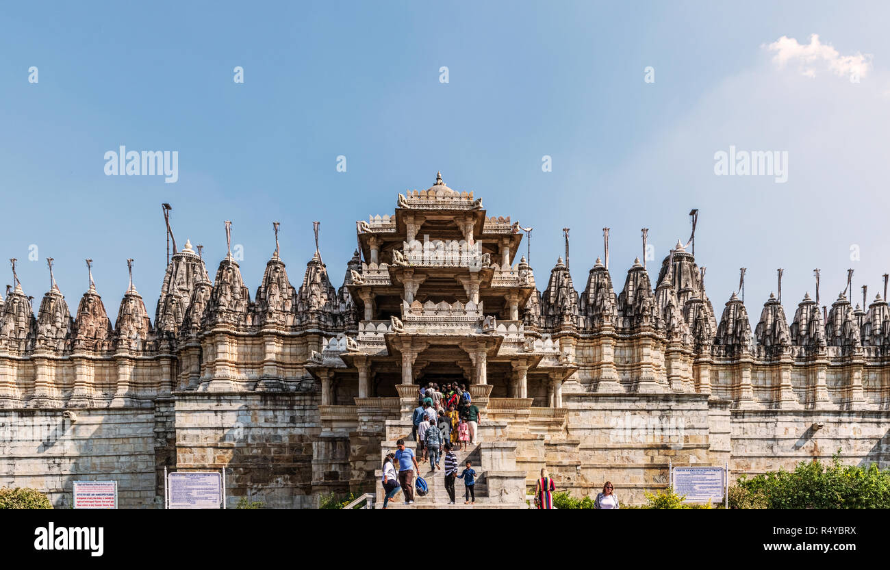 Ranakpur, Indien - Oktober 13, 2018: Touristen, die berühmten Jain-Tempel in Ranakpur, Indien Stockfoto