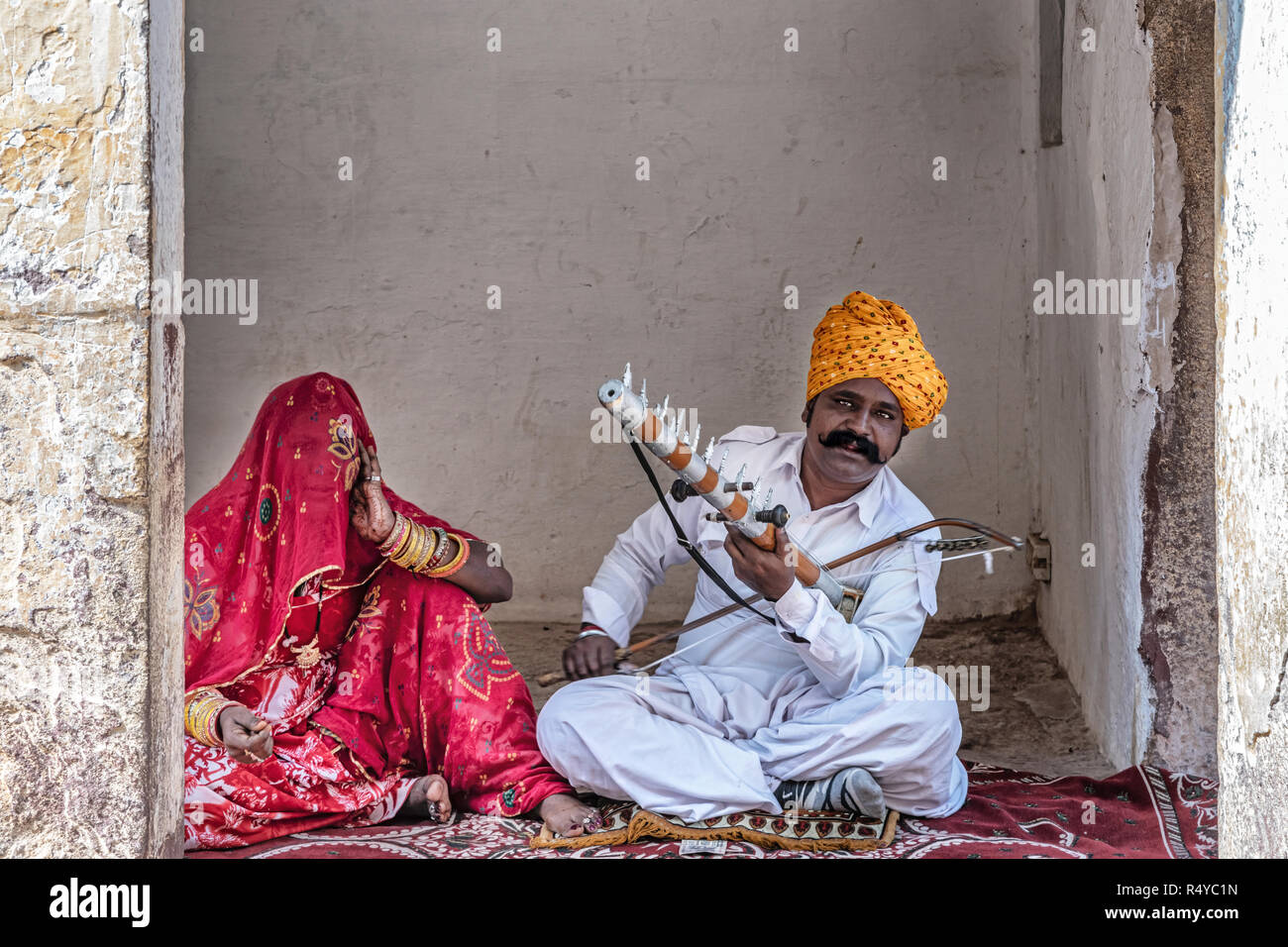 Jodhpur, Indien - 14. November 2018: Indische Mann spielt ravanatha traditionelle Musik in Jodhpur fort. Straßenmusiker unterhalten Touristen. Stockfoto