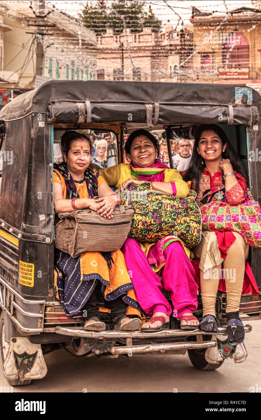 Pushkar, Indien - 15.November 2018: Drei lokale Frau reiten durch die Straßen von Pushkar auf der Rückseite der Tuk Tuk, Rajasthan, Indien. Stockfoto