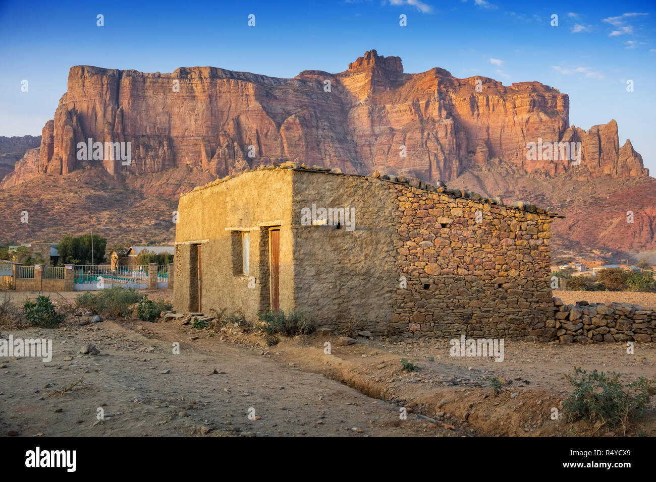 Häuser in einem Dorf in Hawzen woreda Tigray Region, Äthiopien und die Gheralta Berge. Stockfoto
