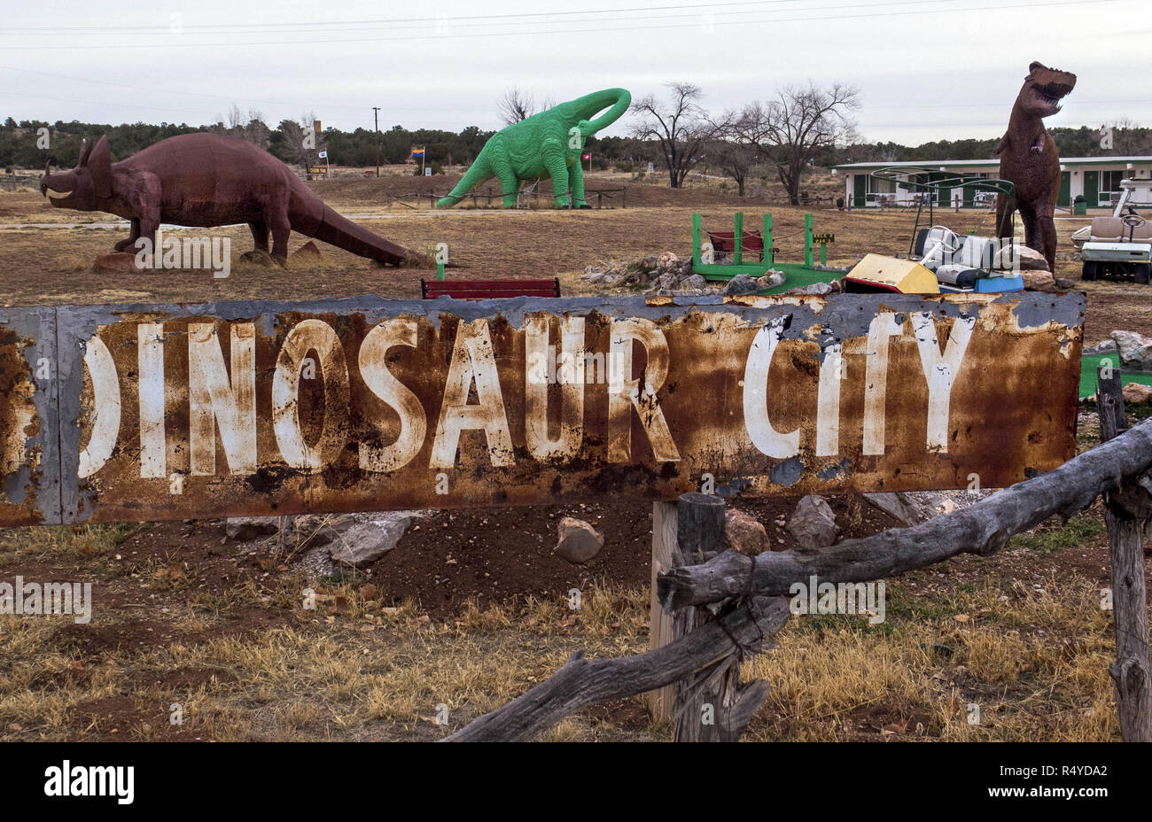 Peach Springs, Arizona, USA. 3 Jan, 2017. Die Reste der Dinosaurier Stadt und die Grand Canyon Caverns Website mit alten Motel in Peach Springs, Arizona. Credit: L.E. Baskow/ZUMA Draht/Alamy leben Nachrichten Stockfoto