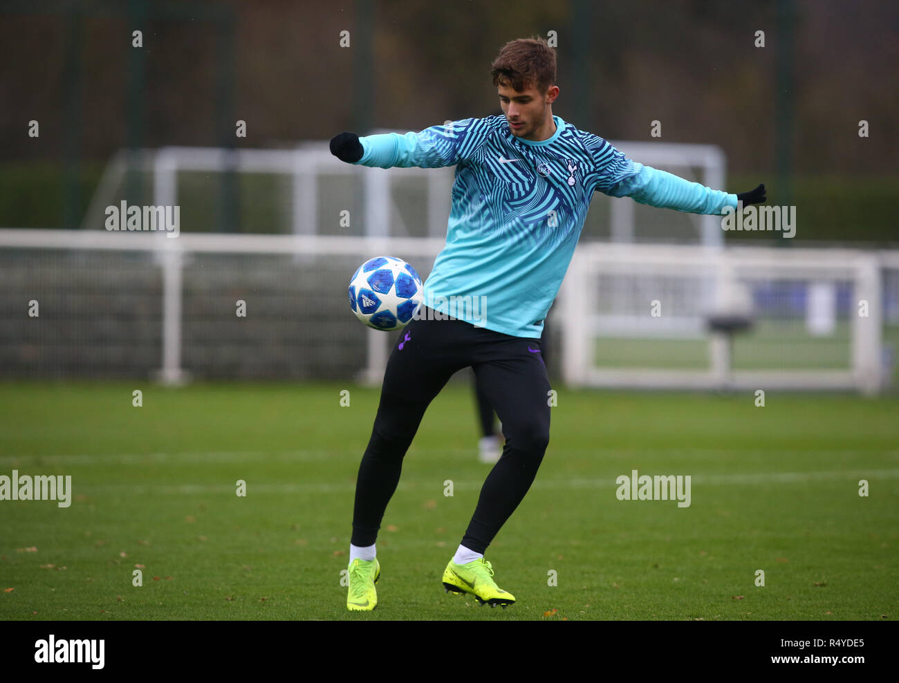 Enfield, UK. 28 Nov, 2018. Mauricio Pochettino während UEFA Youth League Match zwischen den Tottenham Hotspur und Inter Mailand an Hotspur Weg, Enfield. FA Premier League und der Football League Bilder unterliegen dem DataCo Lizenz EDITORIAL NUR VERWENDEN Keine Verwendung mit nicht autorisierten Audio-, Video-, Daten-, Spielpläne (außerhalb der EU), Verein/liga Logos oder "live" Dienstleistungen. On-line-in-Verwendung beschränkt auf 45 Bildern (+15 in zusätzliche Zeit). Kein Einsatz zu emulieren, bewegte Bilder. Keine Verwendung in Wetten, Spiele oder einzelne Verein/Liga/player Publikationen Quelle: Aktion Foto Sport/Alamy leben Nachrichten Stockfoto