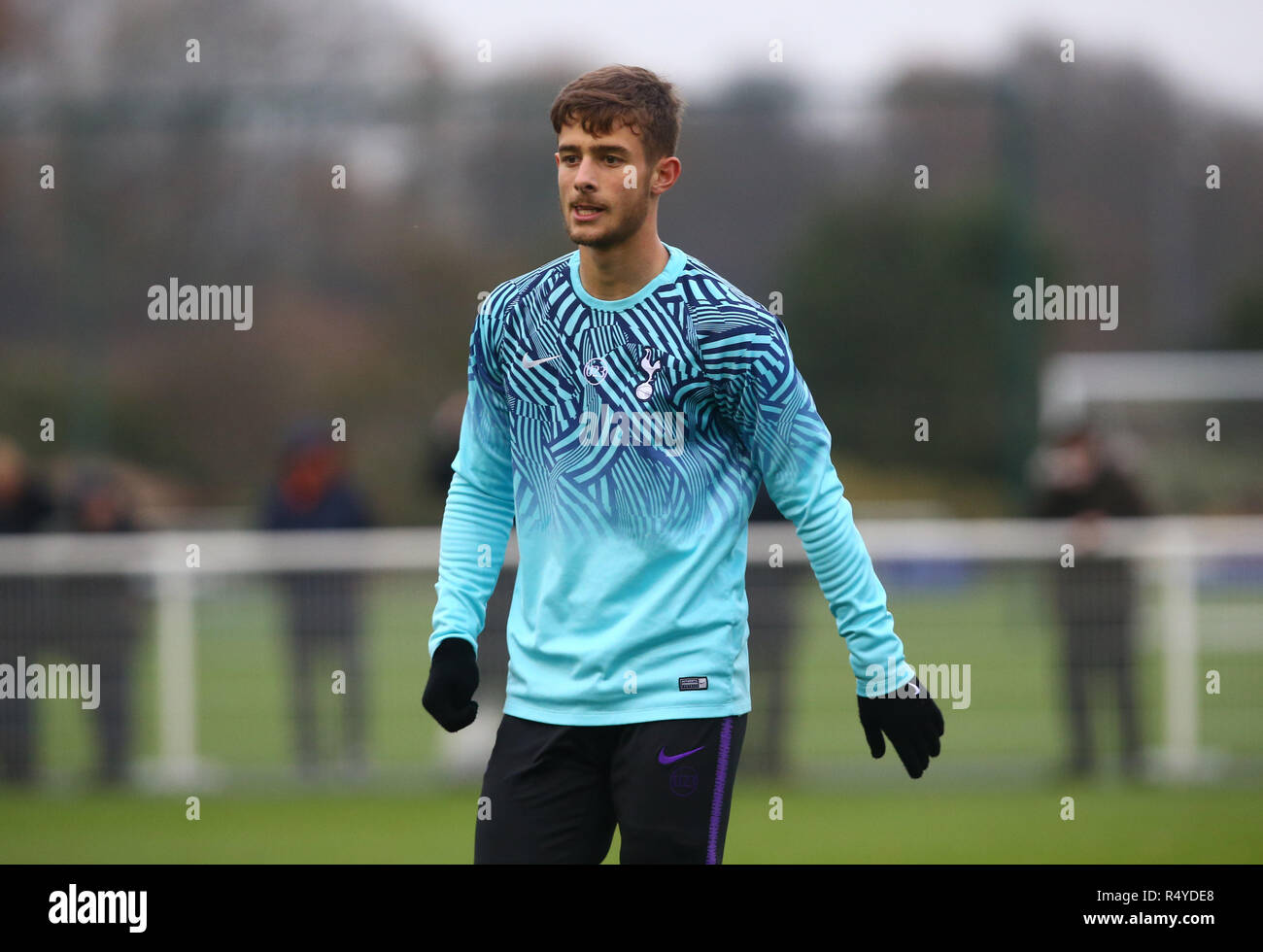 Enfield, UK. 28 Nov, 2018. Mauricio Pochettino während UEFA Youth League Match zwischen den Tottenham Hotspur und Inter Mailand an Hotspur Weg, Enfield. FA Premier League und der Football League Bilder unterliegen dem DataCo Lizenz EDITORIAL NUR VERWENDEN Keine Verwendung mit nicht autorisierten Audio-, Video-, Daten-, Spielpläne (außerhalb der EU), Verein/liga Logos oder "live" Dienstleistungen. On-line-in-Verwendung beschränkt auf 45 Bildern (+15 in zusätzliche Zeit). Kein Einsatz zu emulieren, bewegte Bilder. Keine Verwendung in Wetten, Spiele oder einzelne Verein/Liga/player Publikationen Quelle: Aktion Foto Sport/Alamy leben Nachrichten Stockfoto