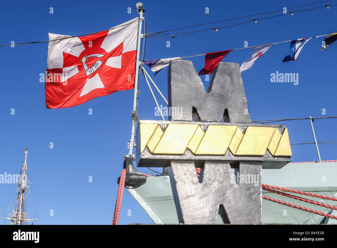 Gdynia, Polen. 28. Nov 2018. Polnische Marine Flagge und MW (Marynarka Wojenna) Logo gesehen werden. Polnische Marine feiert 100-jähriges Bestehen mit defilade und Marineschiffe in Naval Base in Gdynia Credit: Max Ardulf/Alamy leben Nachrichten Stockfoto