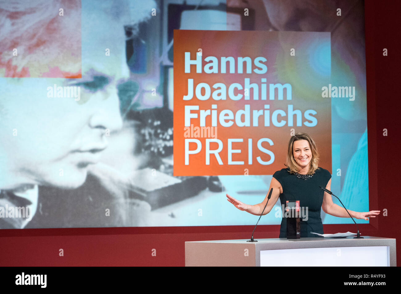 Hamburg, Deutschland. 28 Nov, 2018. Anja Reschke, Fernsehjournalist, spricht nach der Hanns-Joachim-Friedrichs-Preis ausgezeichnet. Der Preis wird jährlich seit 1995 für herausragende Leistungen in der kritischen Fernsehjournalismus ausgezeichnet. Credit: Daniel Bockwoldt/dpa/Alamy leben Nachrichten Stockfoto