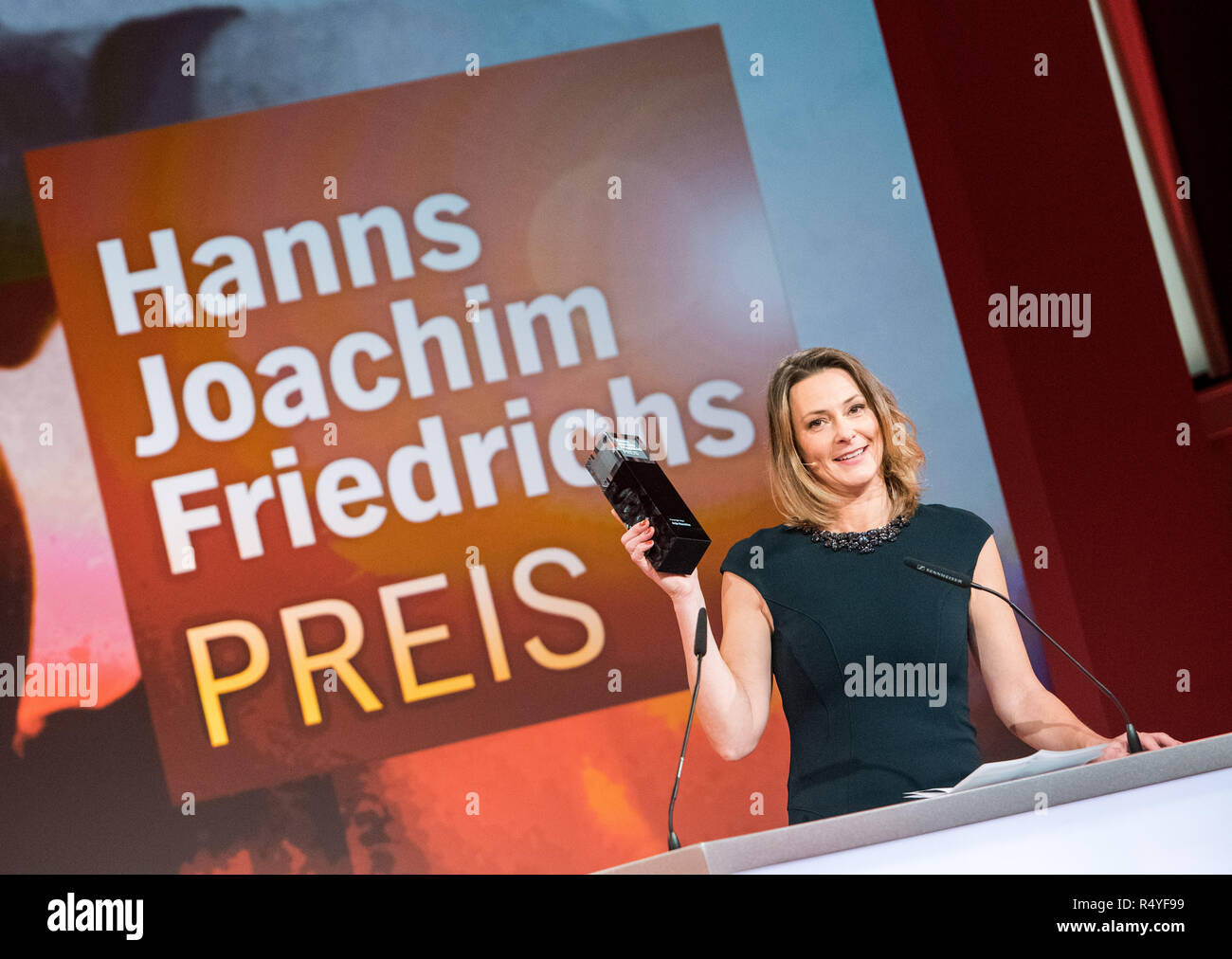 Hamburg, Deutschland. 28 Nov, 2018. Anja Reschke, Fernsehjournalist, hält den Hanns-Joachim-Friedrichs-Prize nach ihrer Auszeichnung. Der Preis wird jährlich seit 1995 für herausragende Leistungen in der kritischen Fernsehjournalismus ausgezeichnet. Credit: Daniel Bockwoldt/dpa/Alamy leben Nachrichten Stockfoto