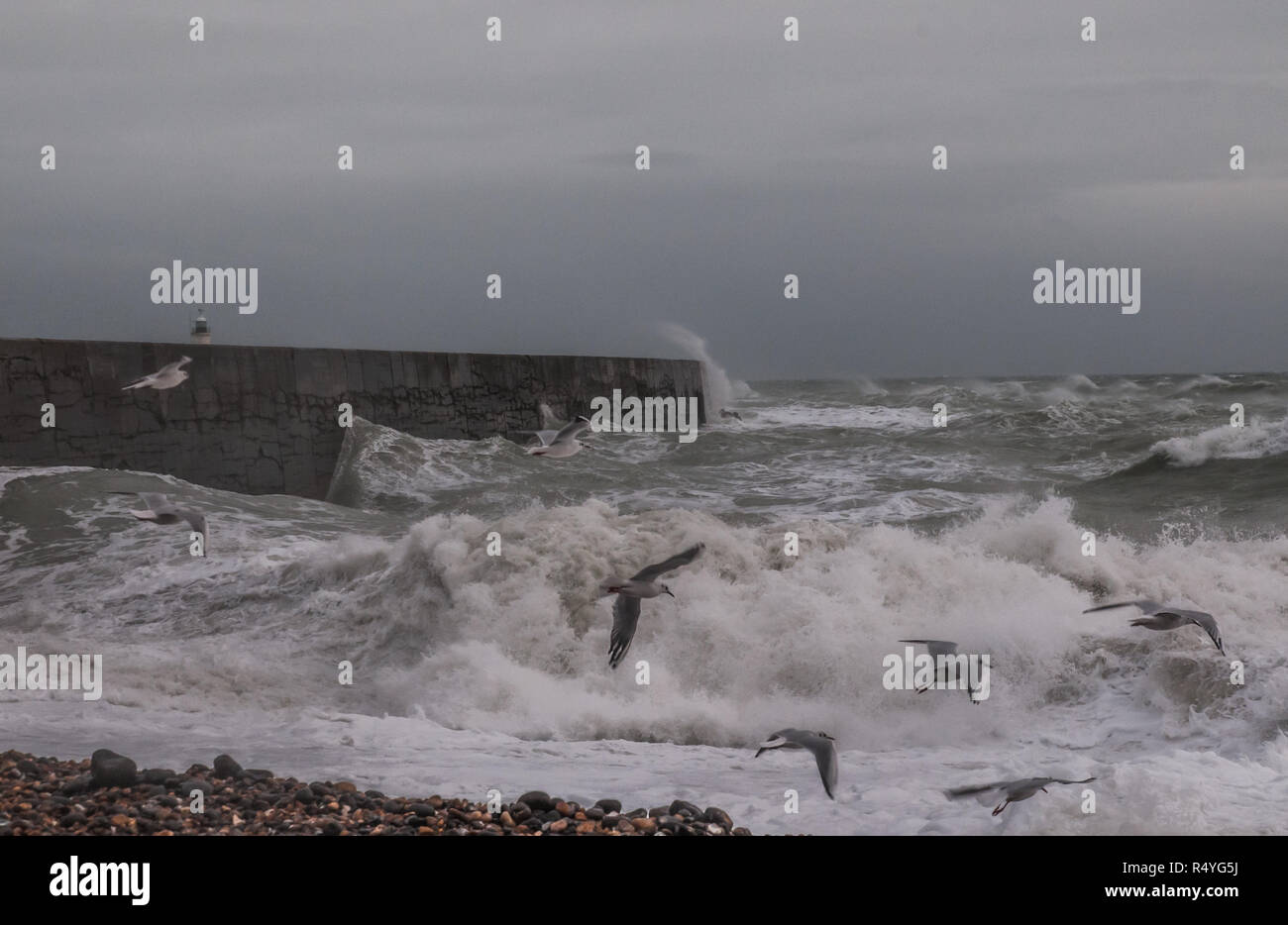 Newhaven, East Sussex, UK..28. November 2018..Starker Wind aus dem Südwesten peitscht die Wellen an der Südküste hoch. Stockfoto