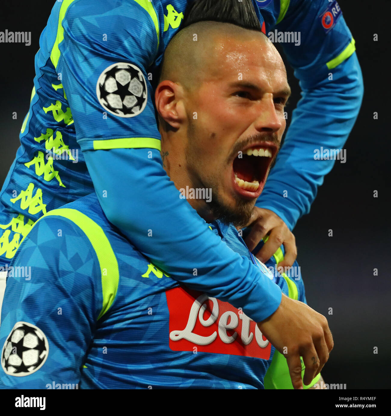 Neapel, Italien. 28 Nov, 2018. Napoli ist Marek Hamsik feiert sein Ziel während der UEFA Champions League Gruppe C Match zwischen Napoli und Roter Stern Belgrad in Neapel, Italien, November 28, 2018. Napoli gewann 3-1. Credit: Alberto Lingria/Xinhua/Alamy leben Nachrichten Stockfoto