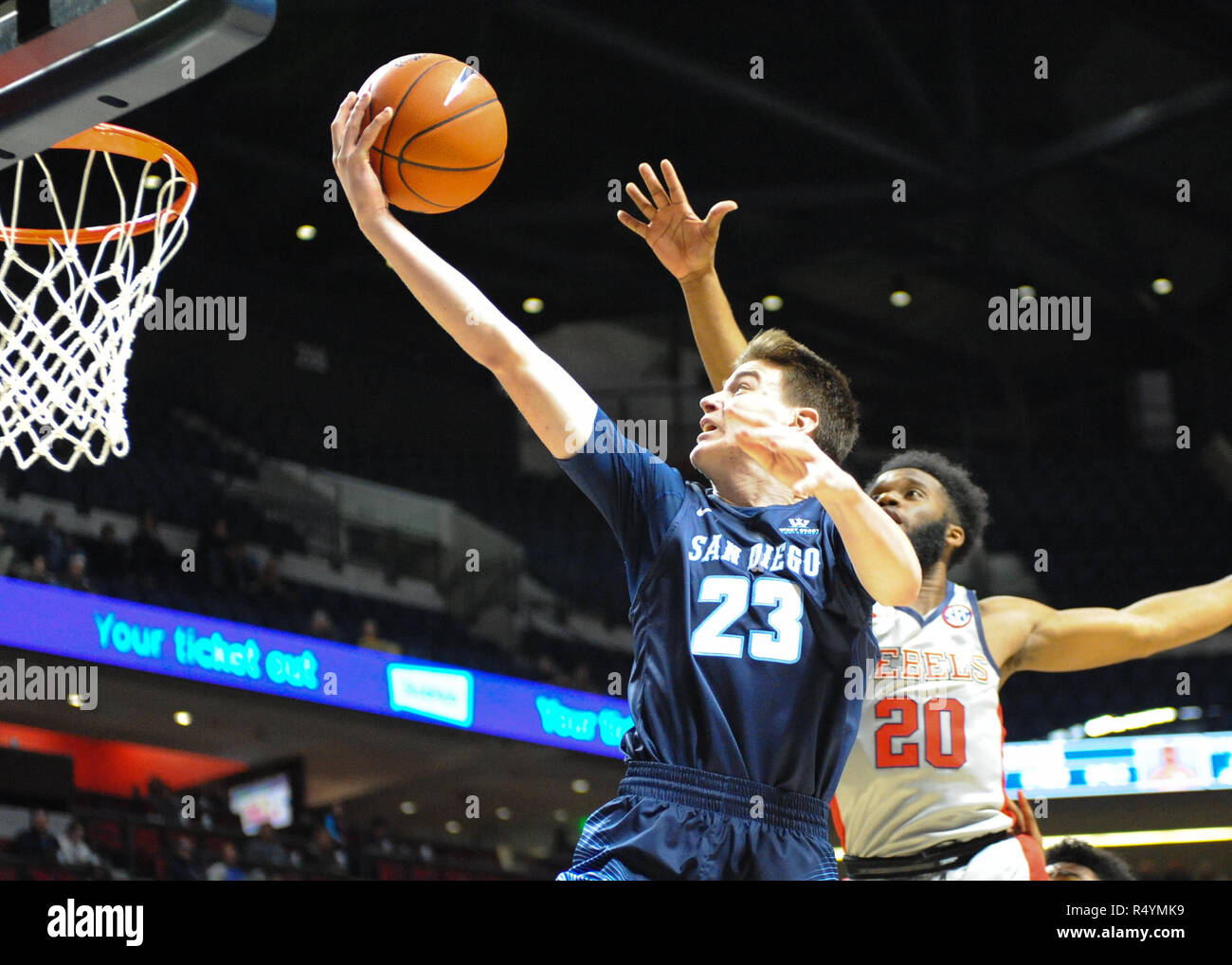 Oxford, MS, USA. 28 Nov, 2018. San Diego Guard, FINN SULLIVAN (23), Laufwerke, die an die Hoop wie Ole Miss Guard, GLEICHSTROM, DAVIS (20), versucht, den Schoß während der NCAA Basketball Spiel zwischen den Ole Miss Rebels und die Universität von San Diego Toreros am Pavillion in Oxford, MS zu blockieren. Ole Miss besiegt San Diego, 93-86. Kevin Langley/CSM/Alamy leben Nachrichten Stockfoto