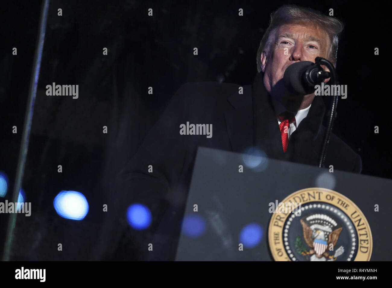 Washington, District of Columbia, USA. 28 Nov, 2018. Präsidenten der Vereinigten Staaten Donald J. Trumpf spricht während die 2018 National Christmas Tree Lighting Zeremonie an der Ellipse in der Nähe des Weißen Hauses am 28. November 2018 in Washington, DC. Credit: Oliver Contreras/Pool über CNP Credit: Oliver Contreras/CNP/ZUMA Draht/Alamy leben Nachrichten Stockfoto