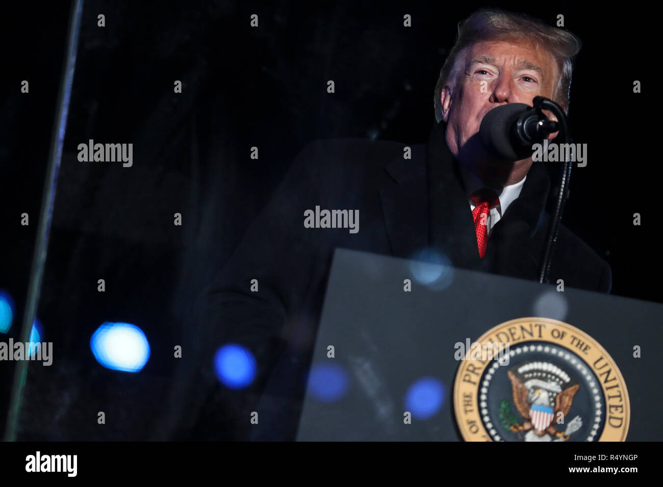 Präsidenten der Vereinigten Staaten Donald J. Trumpf spricht während die 2018 National Christmas Tree Lighting Zeremonie an der Ellipse in der Nähe des Weißen Hauses am 28. November 2018 in Washington, DC. Credit: Oliver Contreras/Pool über CNP/MediaPunch Stockfoto