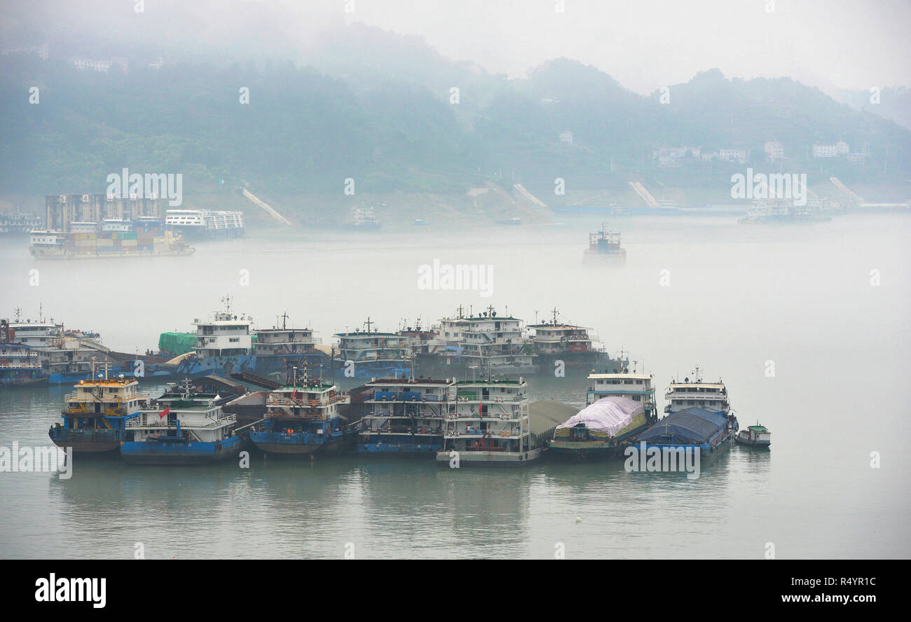 (181129) - Peking, November 29, 2018 (Xinhua) - Boote Liegeplatz an einem Logistik Hafen in Maoping Stadt Zigui Grafschaft, Chinas Provinz Hubei, 19. Mai 2018. Der Gesamtwert der Waren die Logistik zu 231,5 Billionen Yuan (ca. 33,3 Billionen US-Dollar) in den ersten 10 Monaten schwankte, die China Föderation von Logistik und Einkauf, die in einer Aussage gesagt Mittwoch. Die Gesamtsumme war um 6,6 Prozent über dem Vorjahr. Die Wachstumsrate jedoch sank um 0,1 Prozentpunkte im Vergleich mit, dass es für die ersten drei Quartale des Jahres. Logistik Ausgaben 10,7 Stockfoto