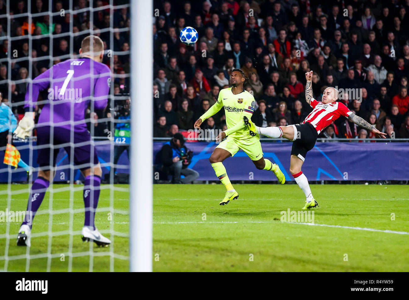 Einhoven, Niederlande. 28. November 2018. Einhoven, Niederlande. 28. November, Barcelona 1-2, Fussball, Champions League, Saison 2018-2019, 28-11-2018, Philips Stadion, Barcelona player Nelson Semedo (M), PSV-player Angelino (R), PSV Spieler Jeroen Bellefleur (L) Credit: Pro Schüsse/Alamy leben Nachrichten Stockfoto