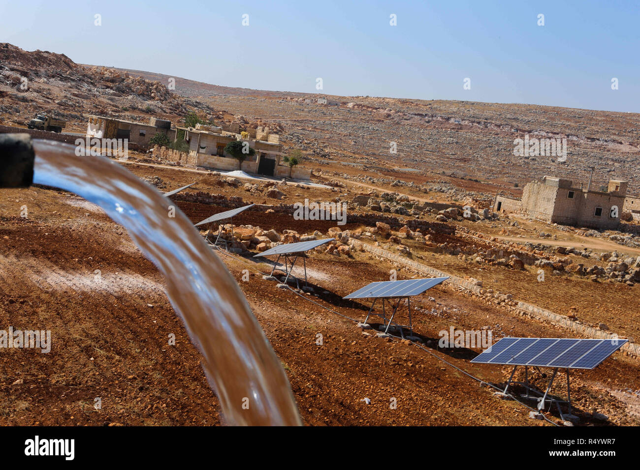 September 22, 2018 - Syrer installieren Sonnenkollektoren als Quelle der Elektrizität in der syrischen Stadt Anjara etwa 15 Kilometer westlich von Aleppo. Viele Syrer resort Solaranlagen zu installieren, um Elektrizität zu erhalten und als Alternative zu Dieselgeneratoren in einem Land waren der Preis für Kraftstoff zehn Mal seit Beginn des Krieges zugenommen hat. Die meisten elektrischen Grid in Syrien hat durch Jahre der Krieg mit vielen Bereichen dezimiert worden, insbesondere unter der Kontrolle von Rebellen, noch ohne Strom. Vor dem Krieg Syrien produziert genug Strom für den inländischen Konsum", sondern auch für den Export Stockfoto