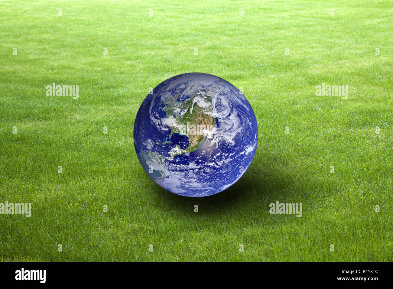 Planetenerde auf dem grünen Rasen. Earth Day-Konzept. Earth-Bild von der Nasa zur Verfügung gestellt. Stockfoto