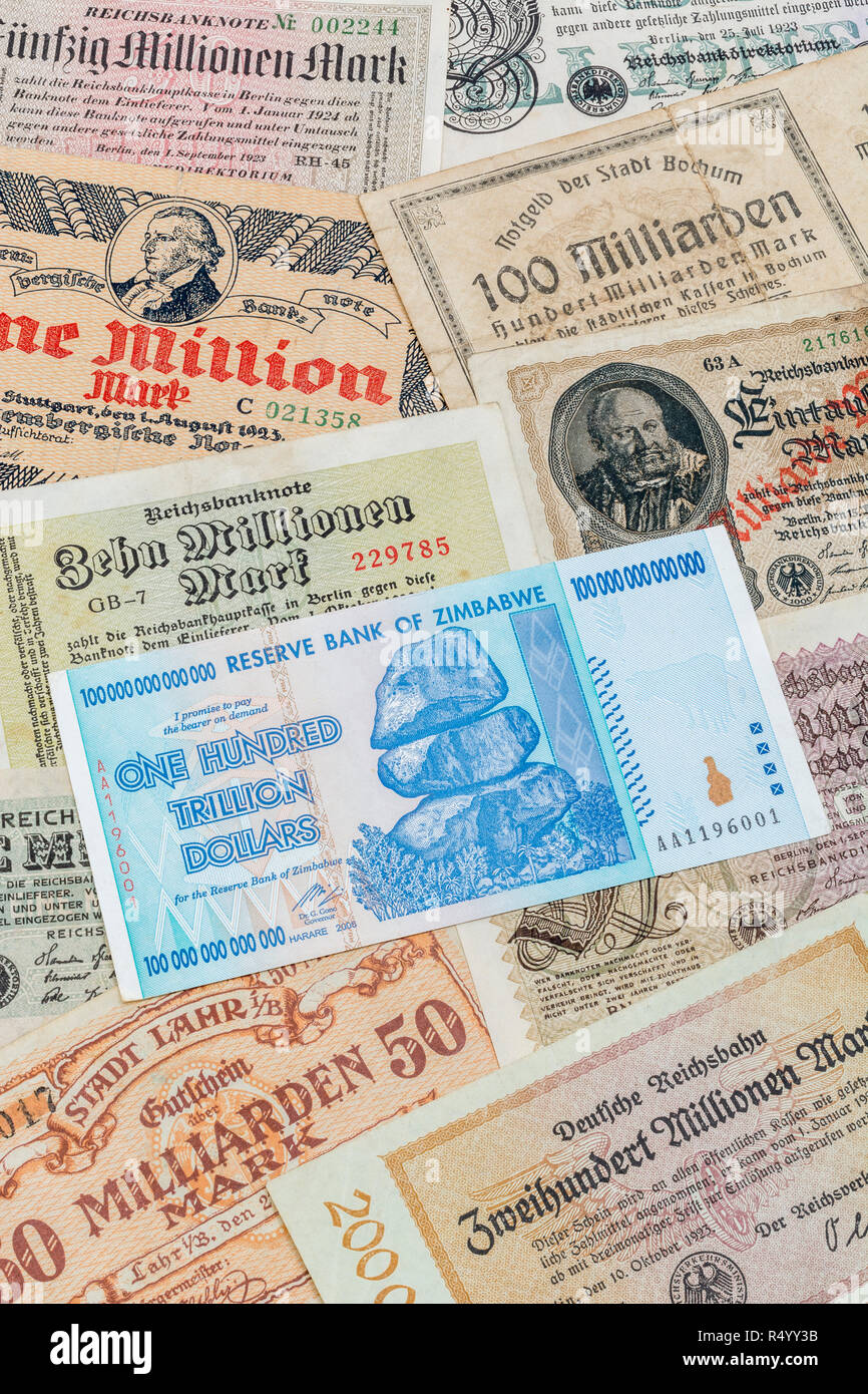 Hyperinflation - 2 klassische Fälle: Deutschland 1920 (1 M bis 100 Mrd. DM) Simbabwe 100 Billionen Dollar (größte Stückelung der Banknoten, das jemals gedruckt wurde, im Jahr 2008) Stockfoto