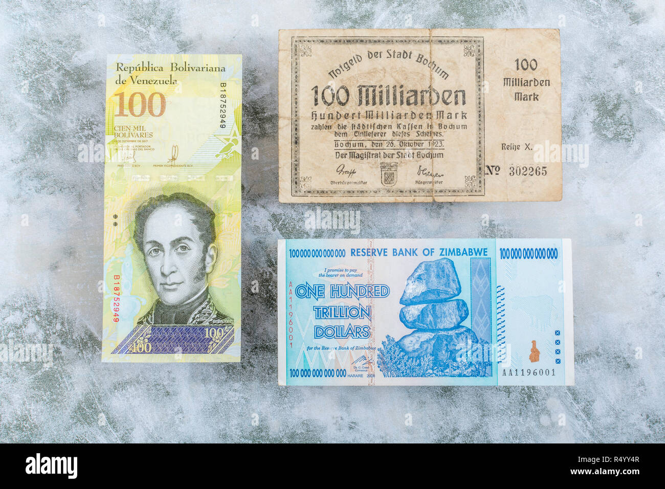 Hyperinflation - 3 klassische Fälle: Deutschland 1920 (100 Mrd. DM), Zimbabwe Dollar (100 Billionen, 2008), Venezolanische 100.000 Bolivar Banknote. Stockfoto