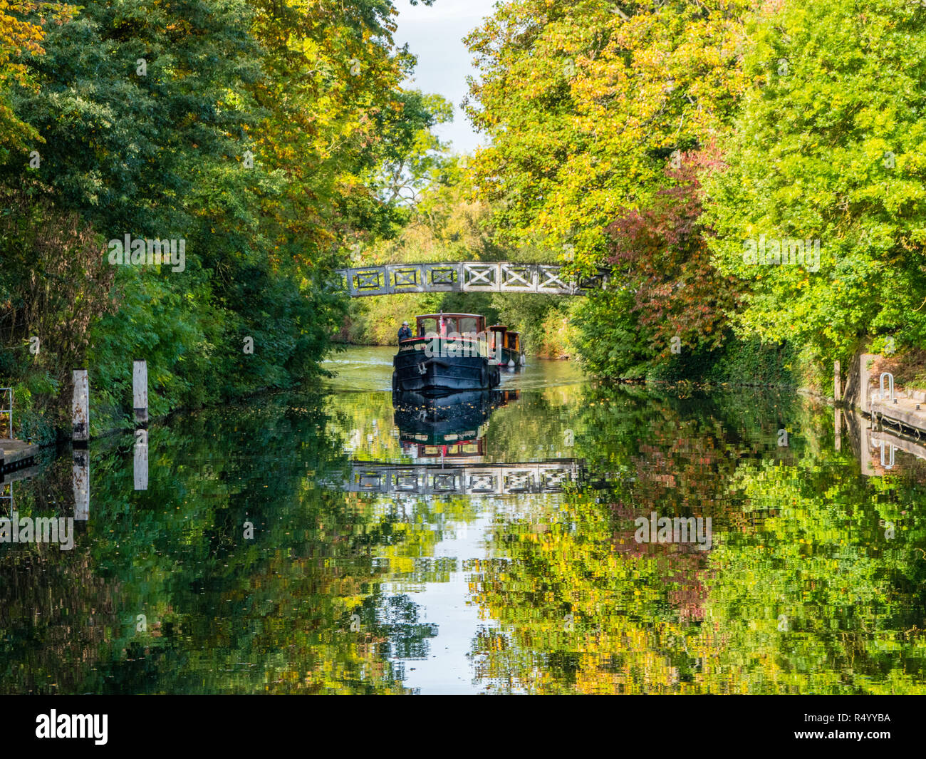 Boot unterwegs unter, Steg, Cookham Lock, Cookham, RiverThames, Berkshire, England, UK, GB. Stockfoto