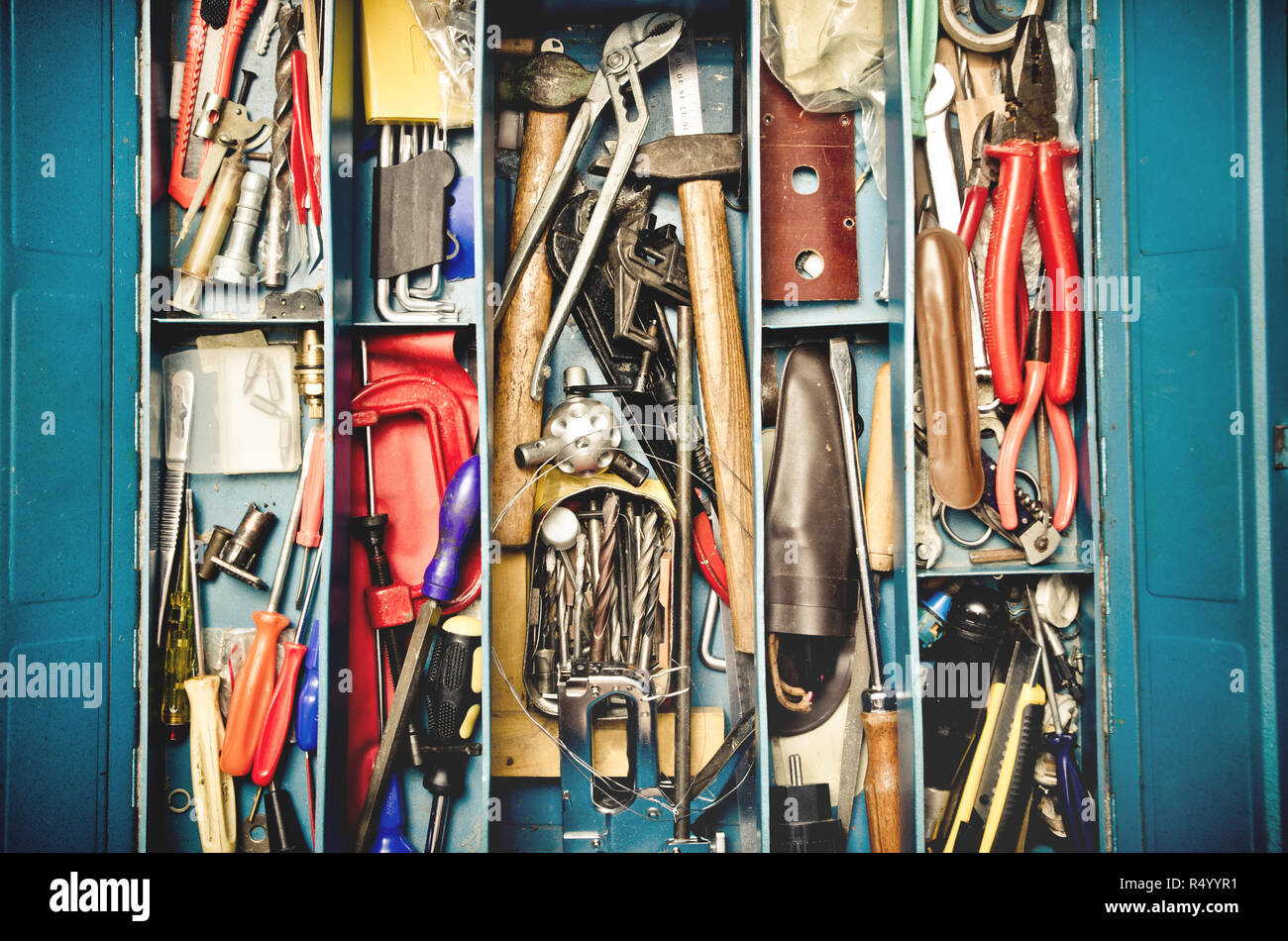 Viele der alten Instrumente im Werkzeugkasten Stockfoto