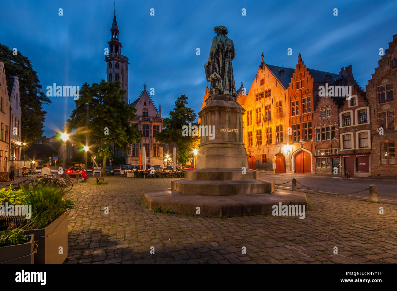 Jan Van Eyckplein in Brügge am Abend Stockfoto