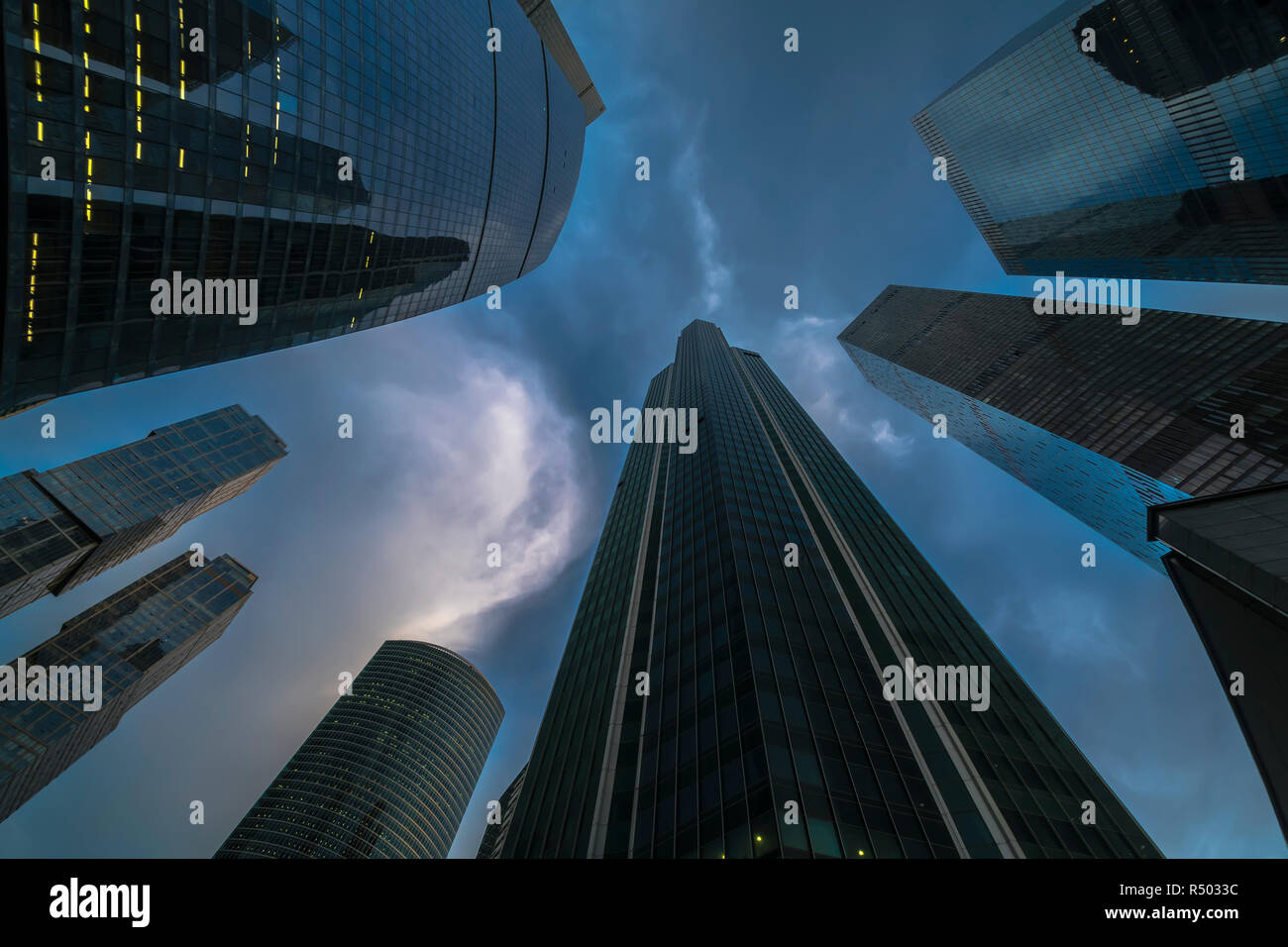 Bottom-up-Sicht der Wolkenkratzer und fliegenden Wolken Stockfoto
